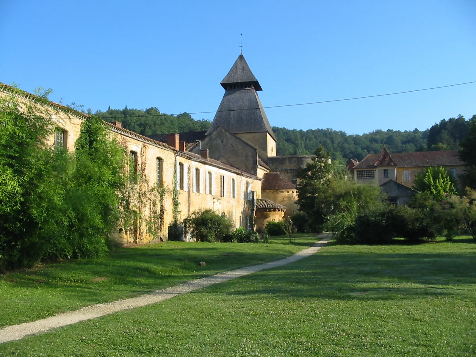 Photo showing: Vue de l'abbaye de Cadouin (Dordogne) depuis l'ouest