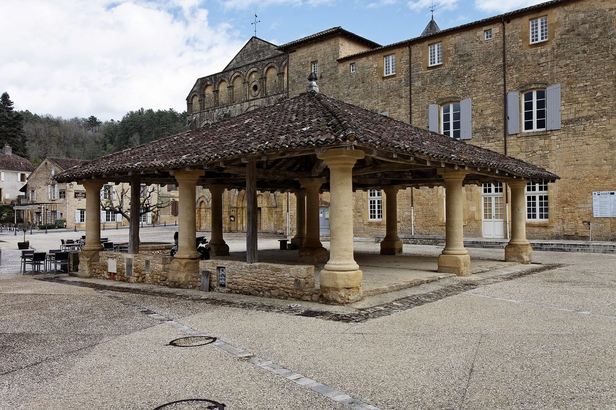 Photo showing: La Halle de Cadouin à proximité de l'abbaye du même nom.