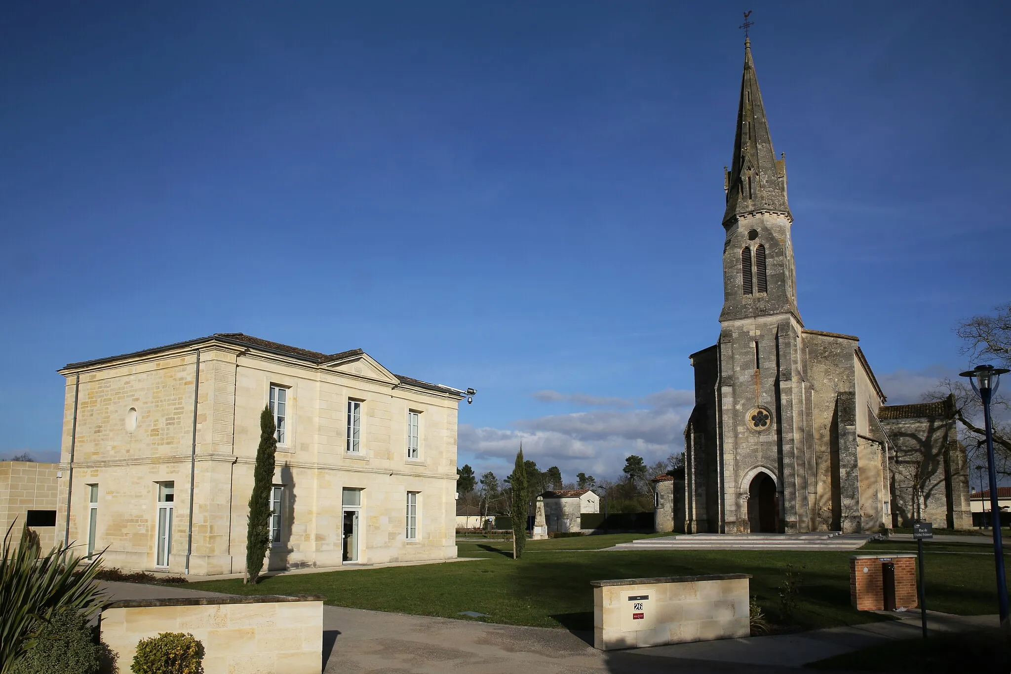 Photo showing: Siège de la communauté de communes Médoc estuaire et église d'Arsac
