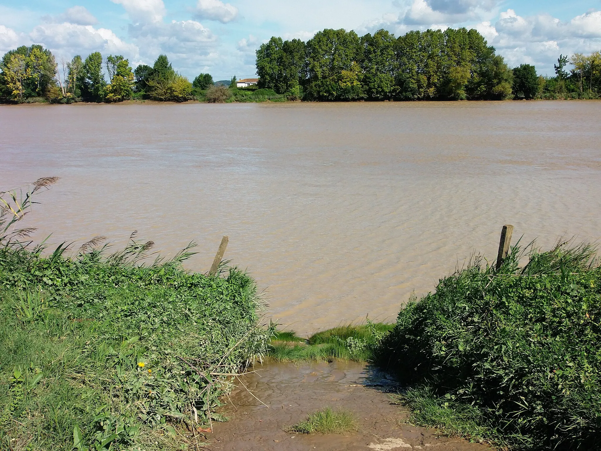 Photo showing: Vue sur le port d'Arveyres (Gironde, France) en rive gauche de la Dordogne, ancien petit port de pêche d'où l'on peut apercevoir certains carrelets. Septembre 2016.