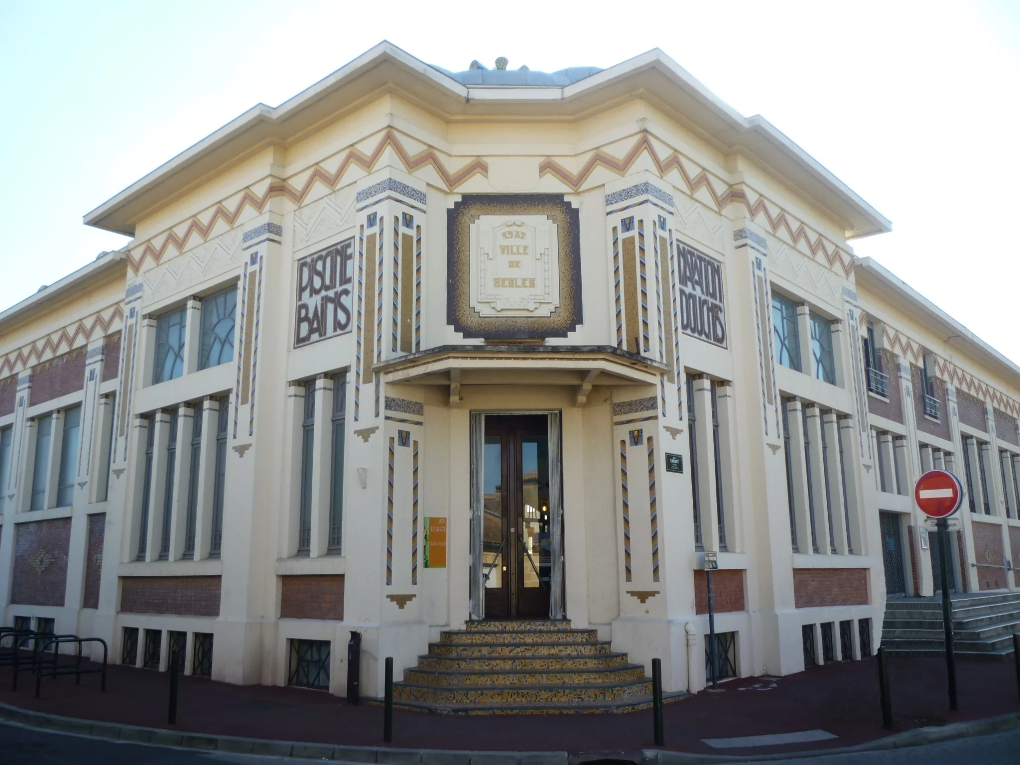 Photo showing: This building is indexed in the base Mérimée, a database of architectural heritage maintained by the French Ministry of Culture, under the reference PA00083900 .