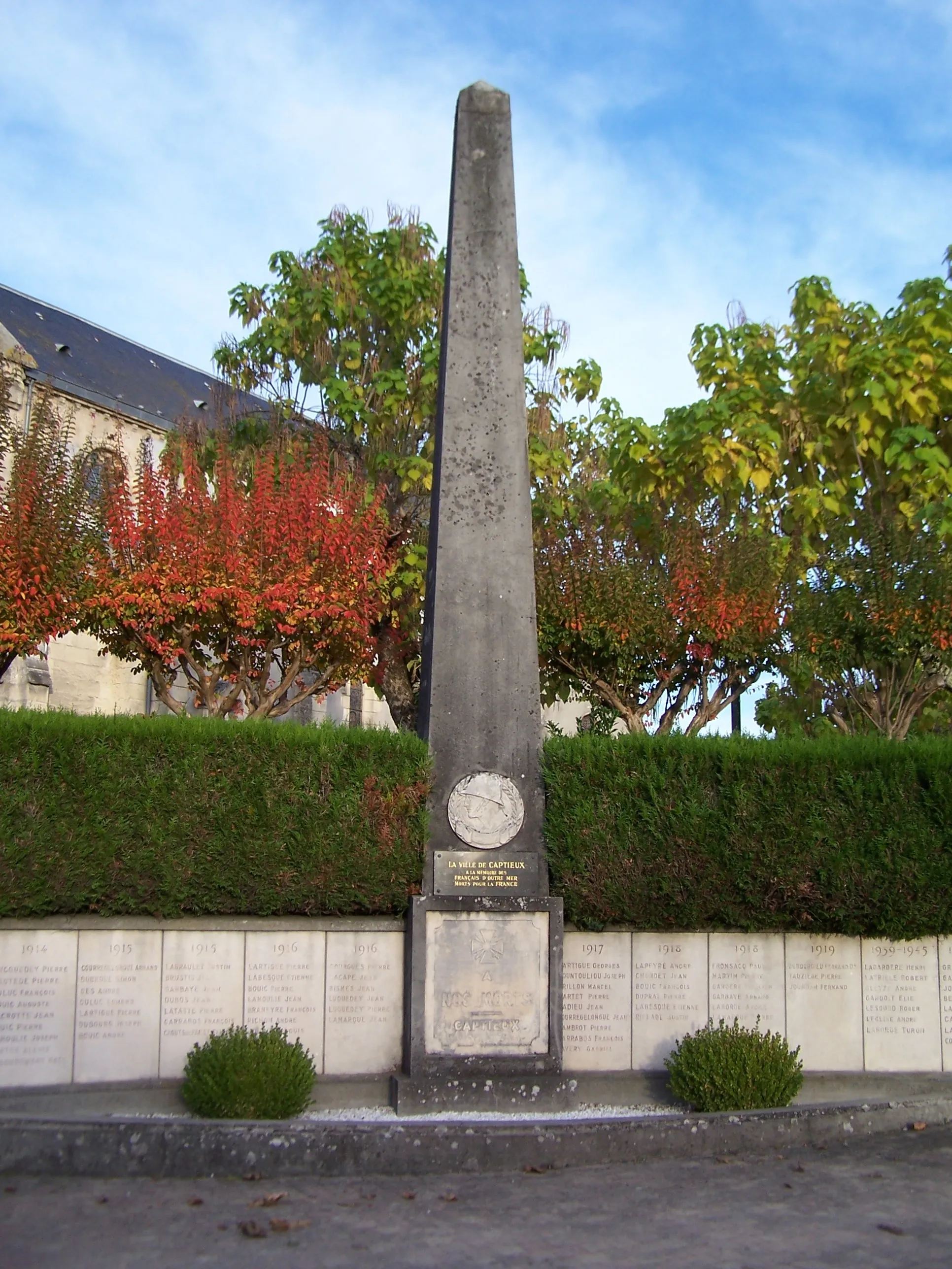 Photo showing: War memorial of Captieux (Gironde, France)