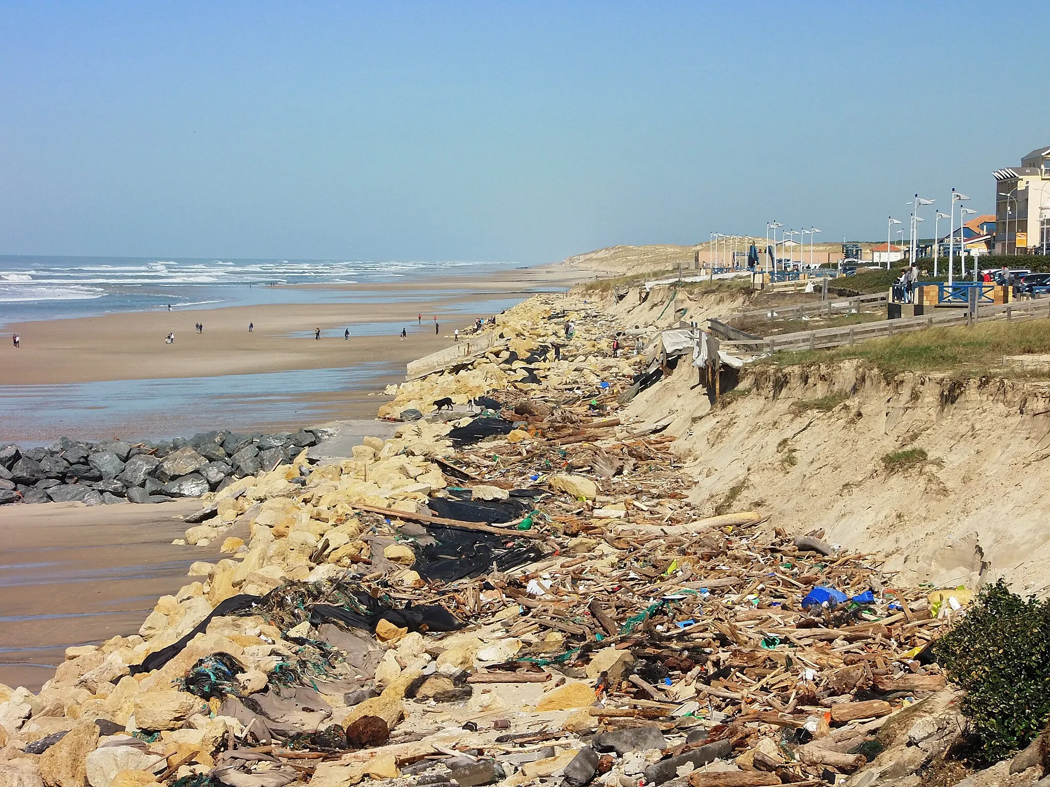 Photo showing: Plage de Lacanau-Océan (Gironde, France) en mars 2014 après les tempêtes de l'hiver 2013-2014. Voir aussi photo 1, photo 3, photo 4.