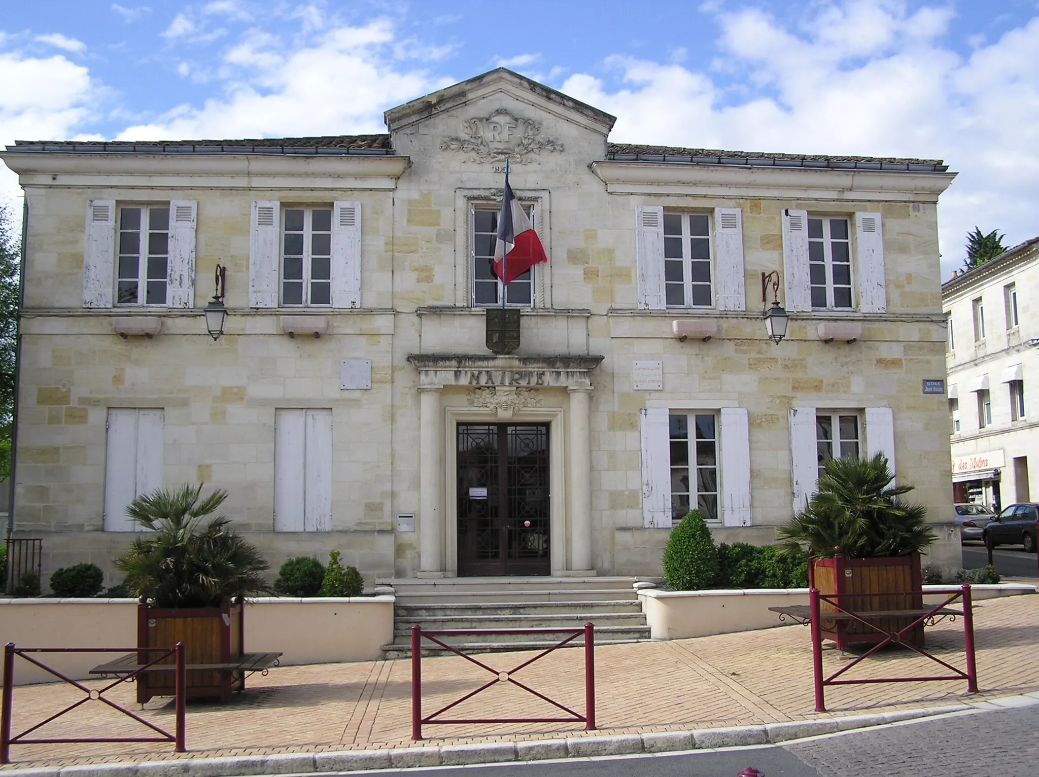 Photo showing: Mairie de Latresne en Gironde mai 2008