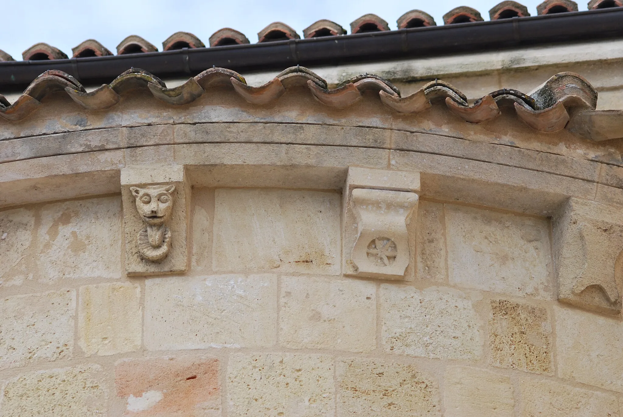 Photo showing: Modillons de l'église Saint-Martin de Léognan