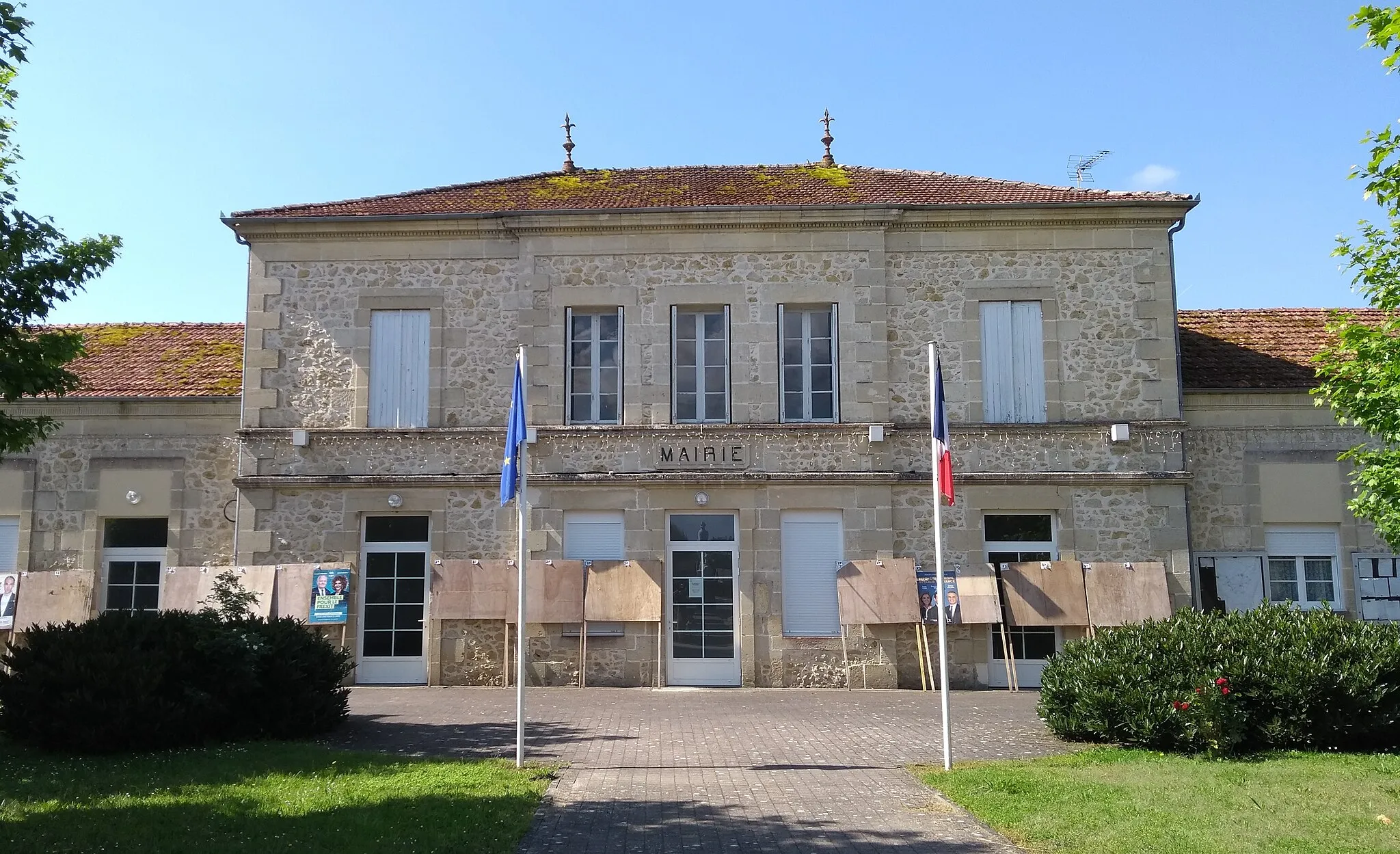 Photo showing: Mairie de Louchats