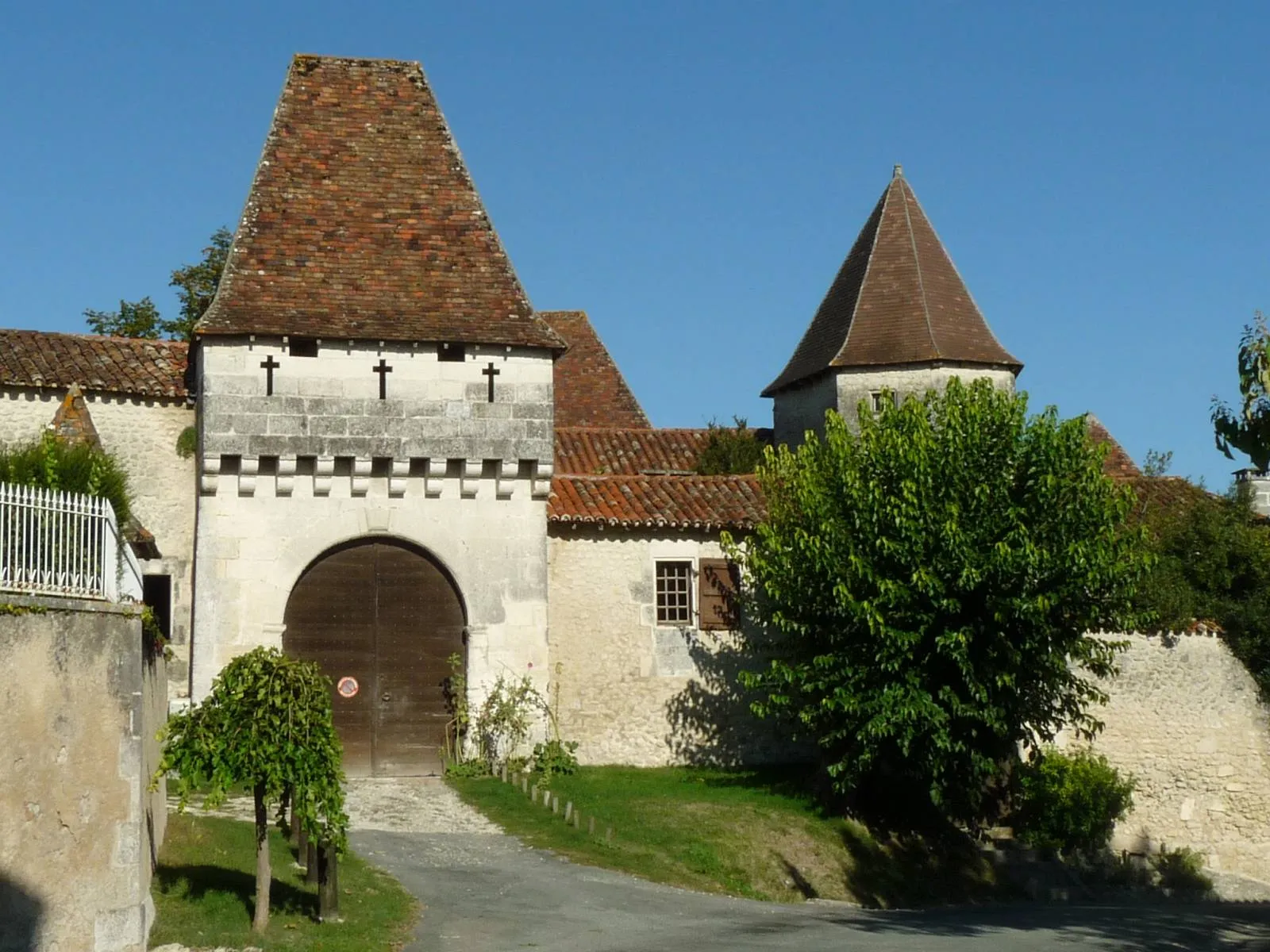 Photo showing: This building is indexed in the base Mérimée, a database of architectural heritage maintained by the French Ministry of Culture, under the reference IA24000879 .