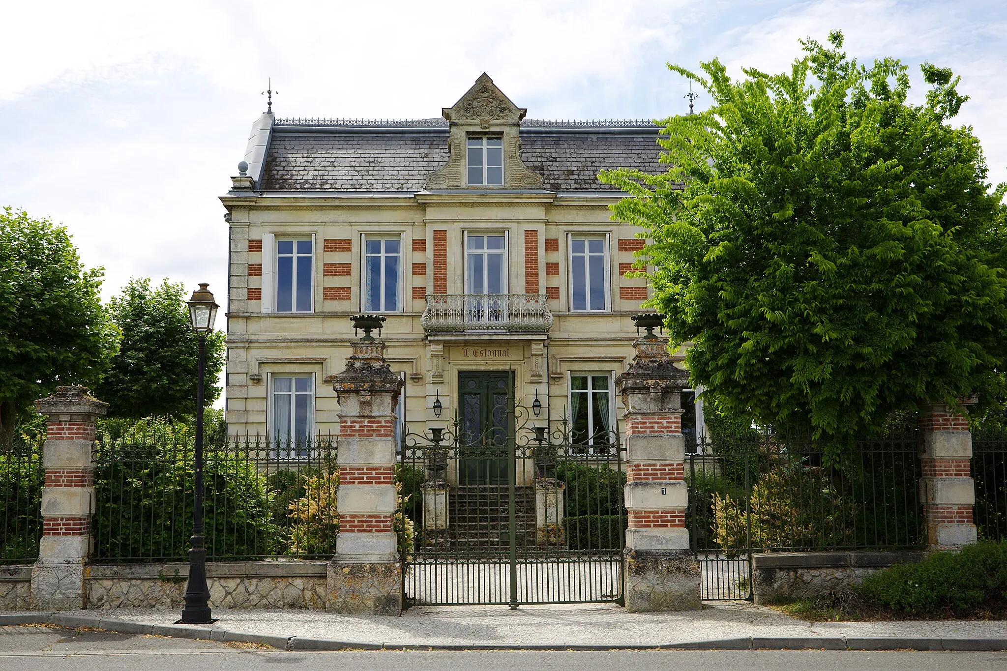 Photo showing: Château L'Estonnat