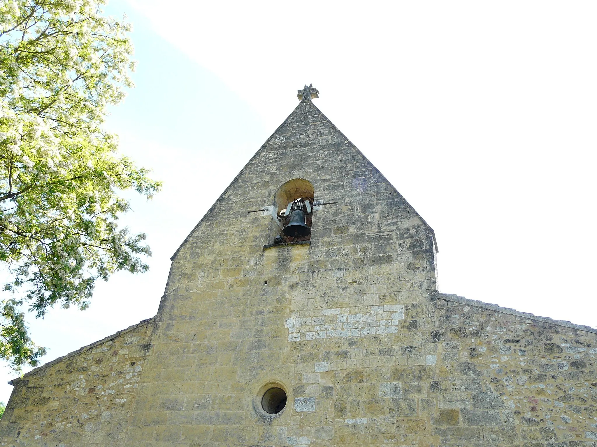 Photo showing: Le clocher-mur de l'église Saint-Martial de Monsac, Dordogne, France.
