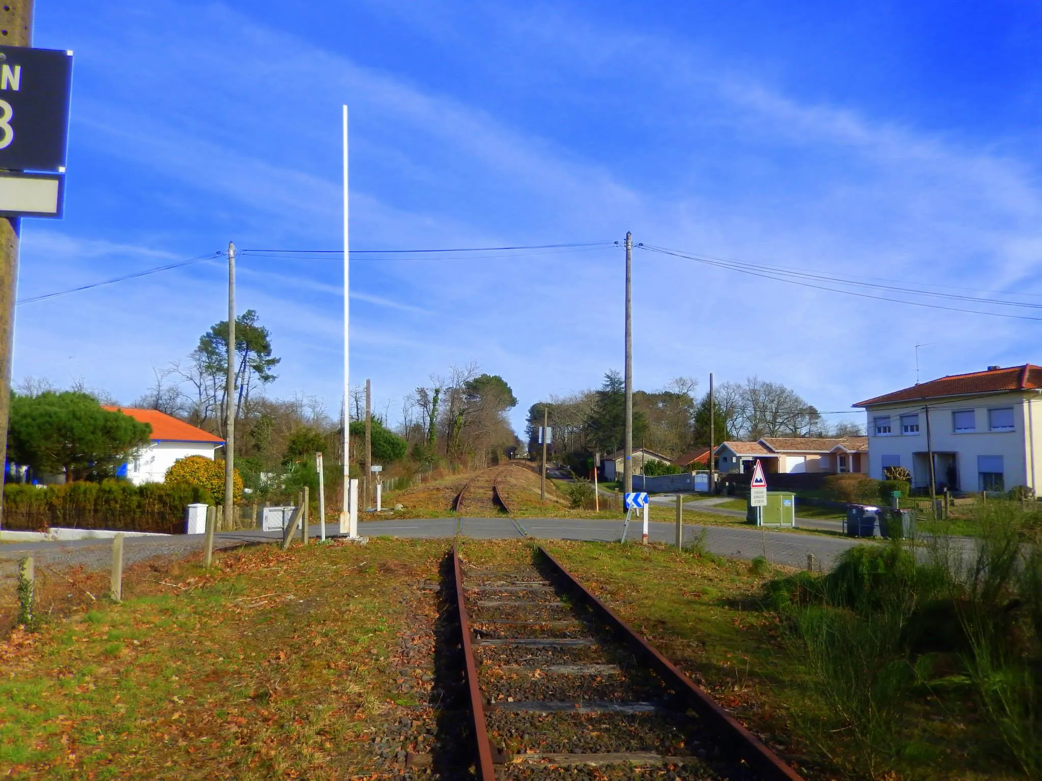 Photo showing: Le PN (=Passage à Niveau) N° 8 a Narrosse , 45 ans après la fermeture de la Ligne Dax-Saint sever , La ligne et comme neuf , malgres presque un demis siècle sans entretien ...