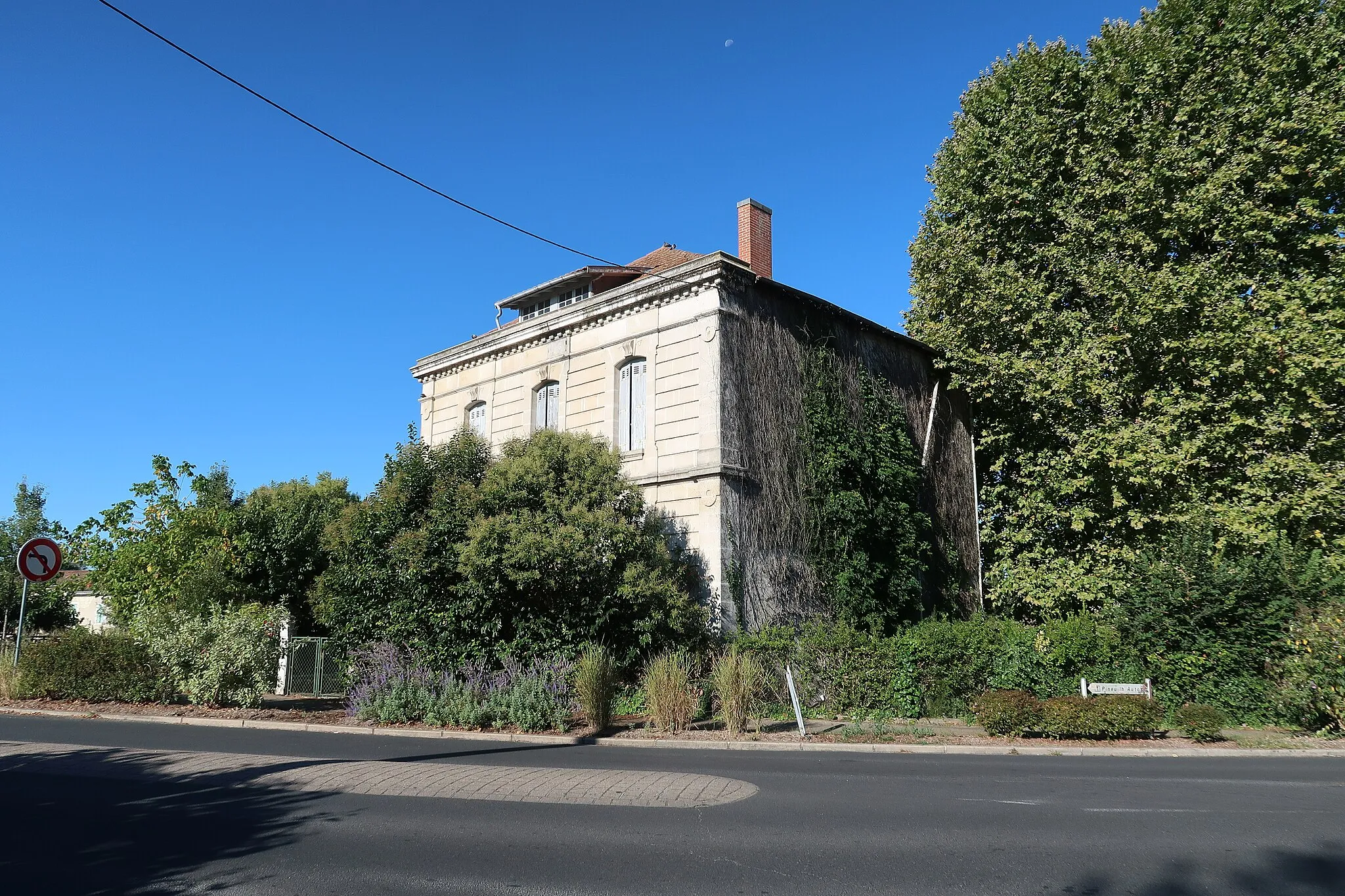 Photo showing: Croisement de l'avenue Paul-Broca et de l'avenue de la Gare, à Pineuilh, à la lisière de Sainte-Foy-la-Grande (Gironde).