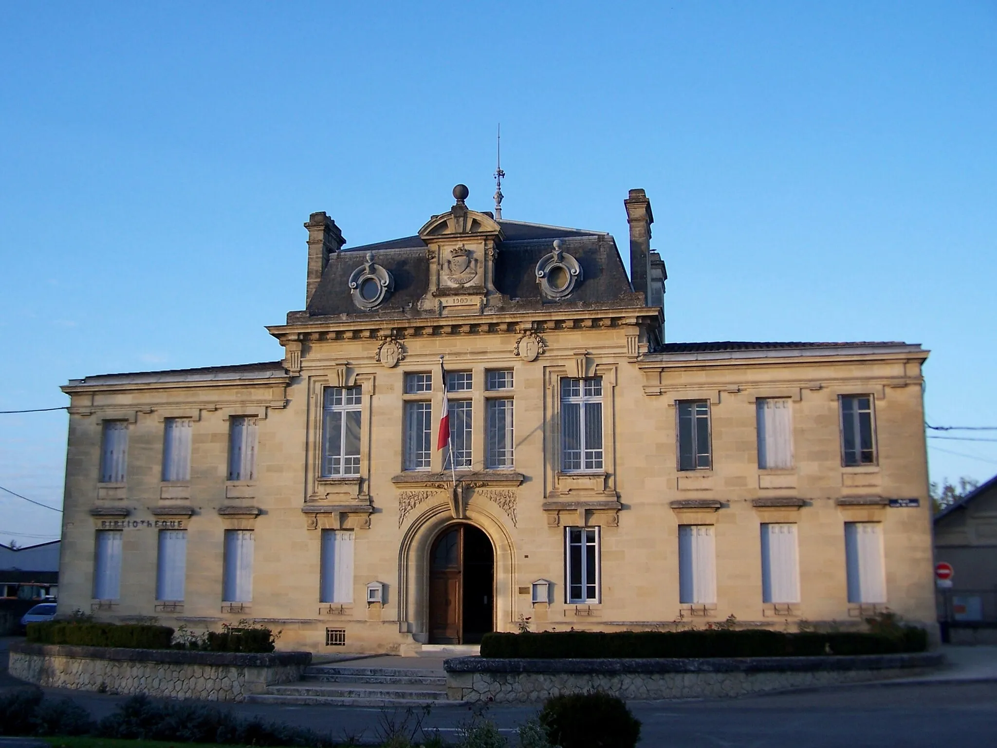 Photo showing: Town hall of Rions (Gironde, France)