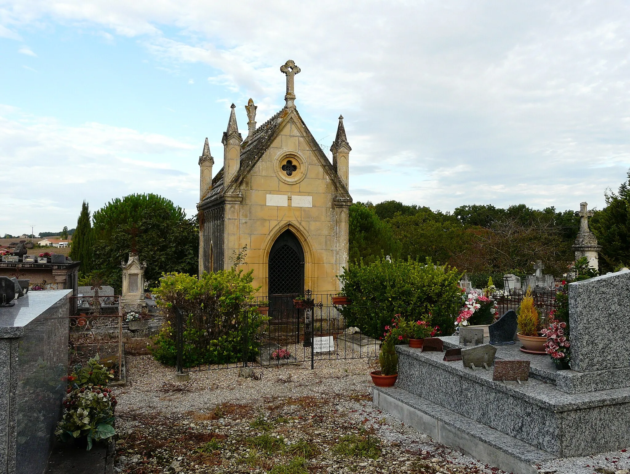 Photo showing: Le cimetière de Sadillac, Dordogne, France.