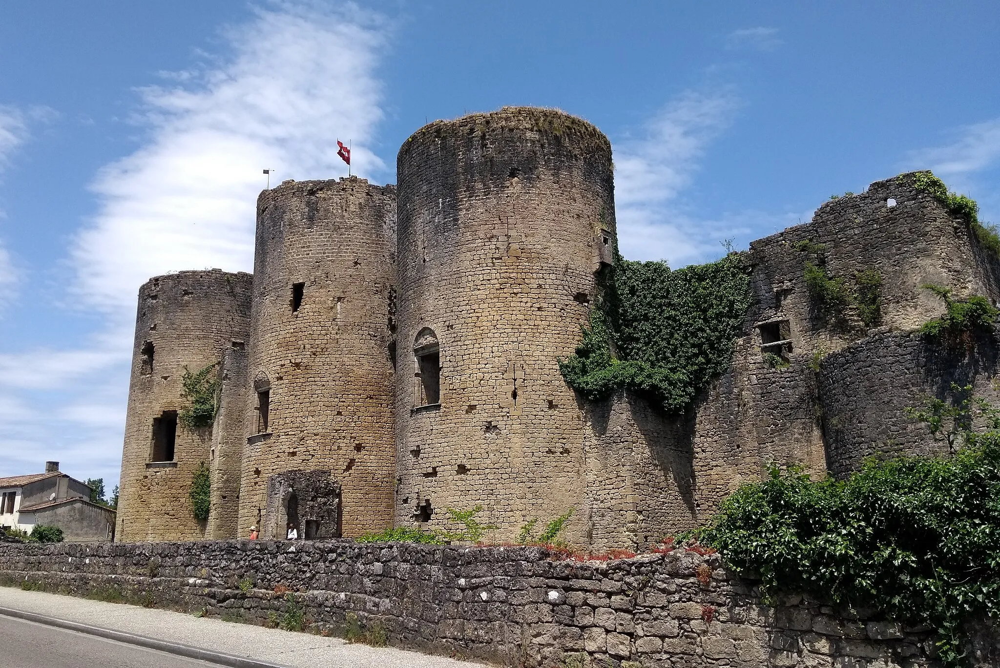 Photo showing: Château de Villandraut. 2019.