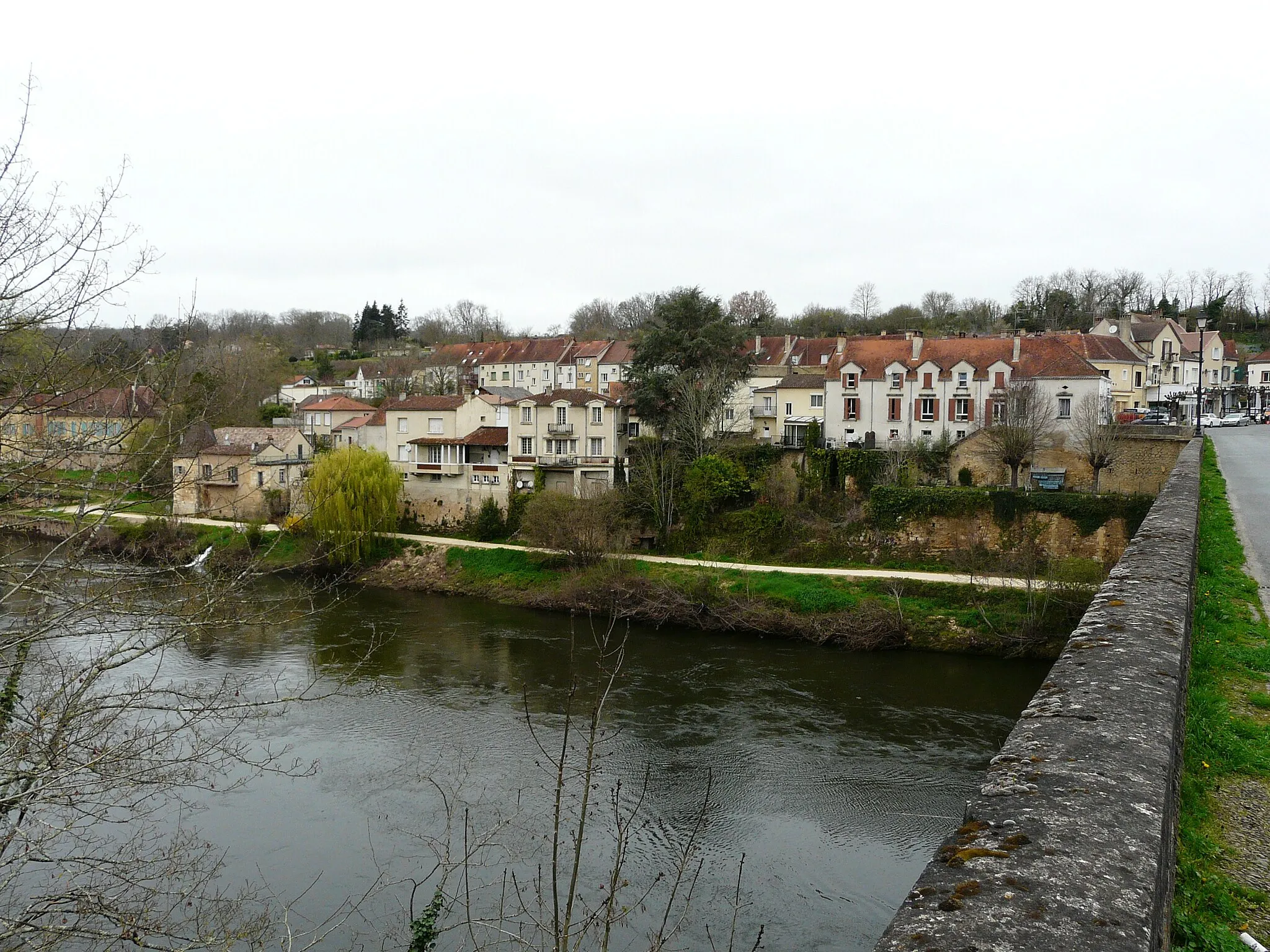 Photo showing: Le bourg de Mouleydier en aval du pont, Dordogne, France.