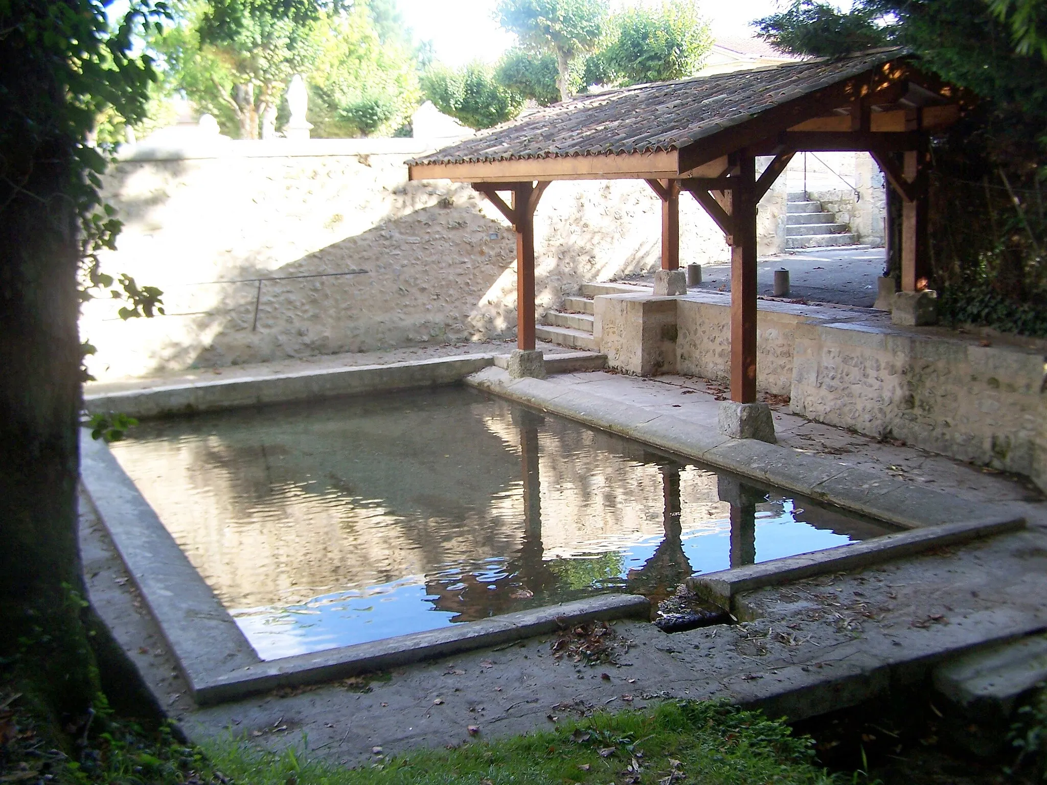 Photo showing: Wash house of Saint-Selve) (Gironde, France)