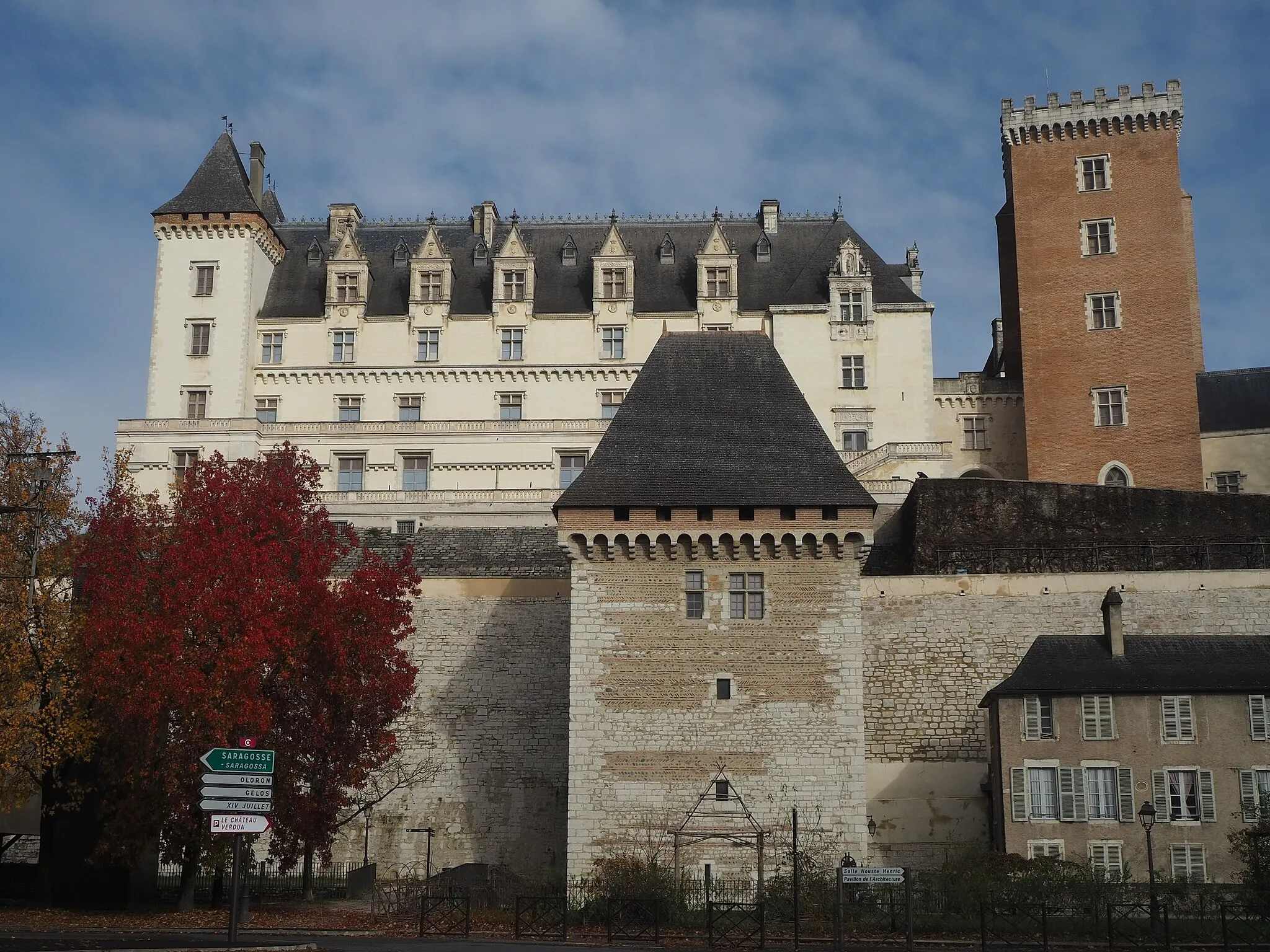 Photo showing: Vue générale sur le château de Pau, avec au premier plan la tour de la Monnaie