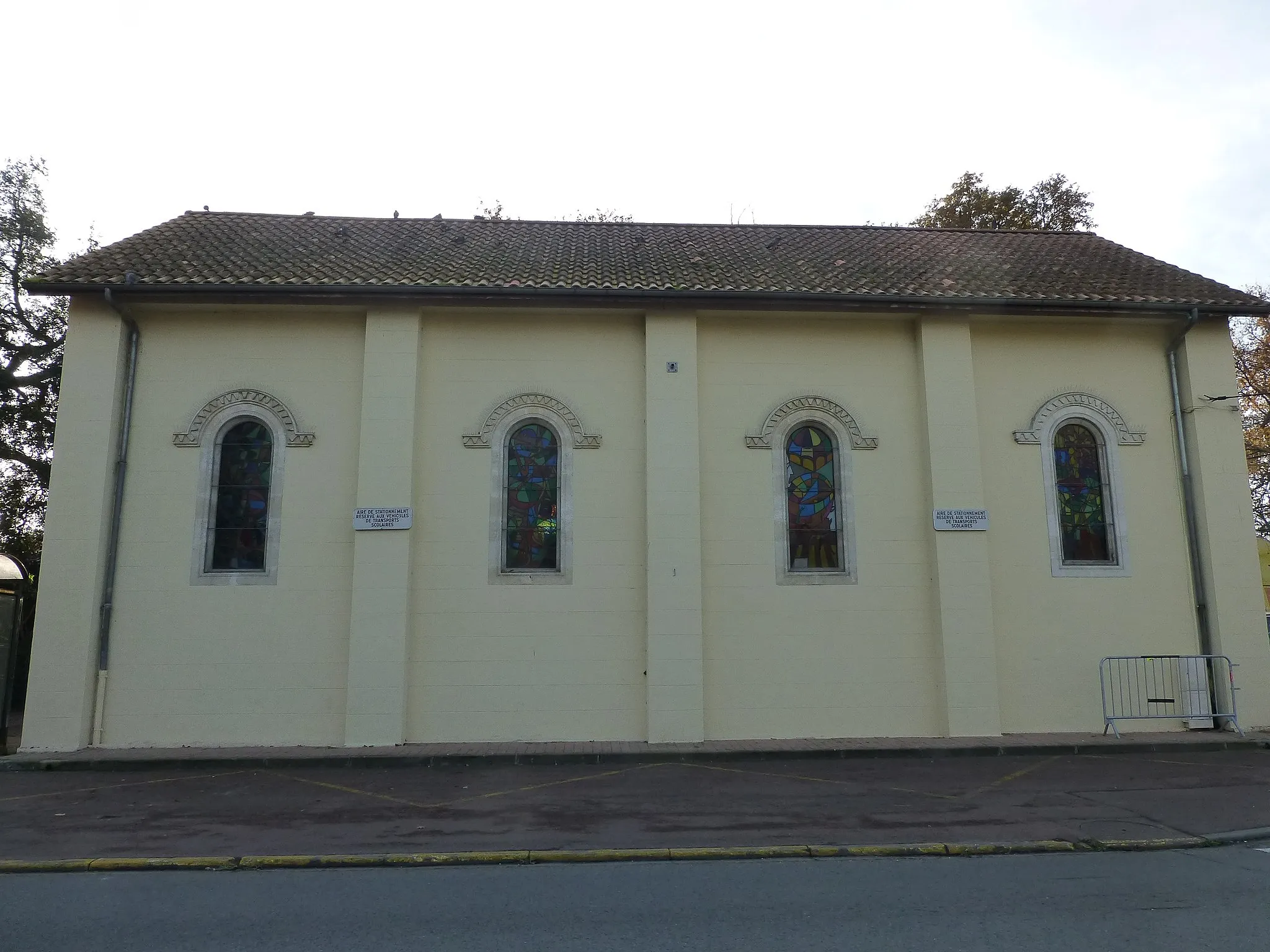 Photo showing: Cestas, Chapelle de Gazinet : façade est avec quatre vitraux de Marcel Couture.