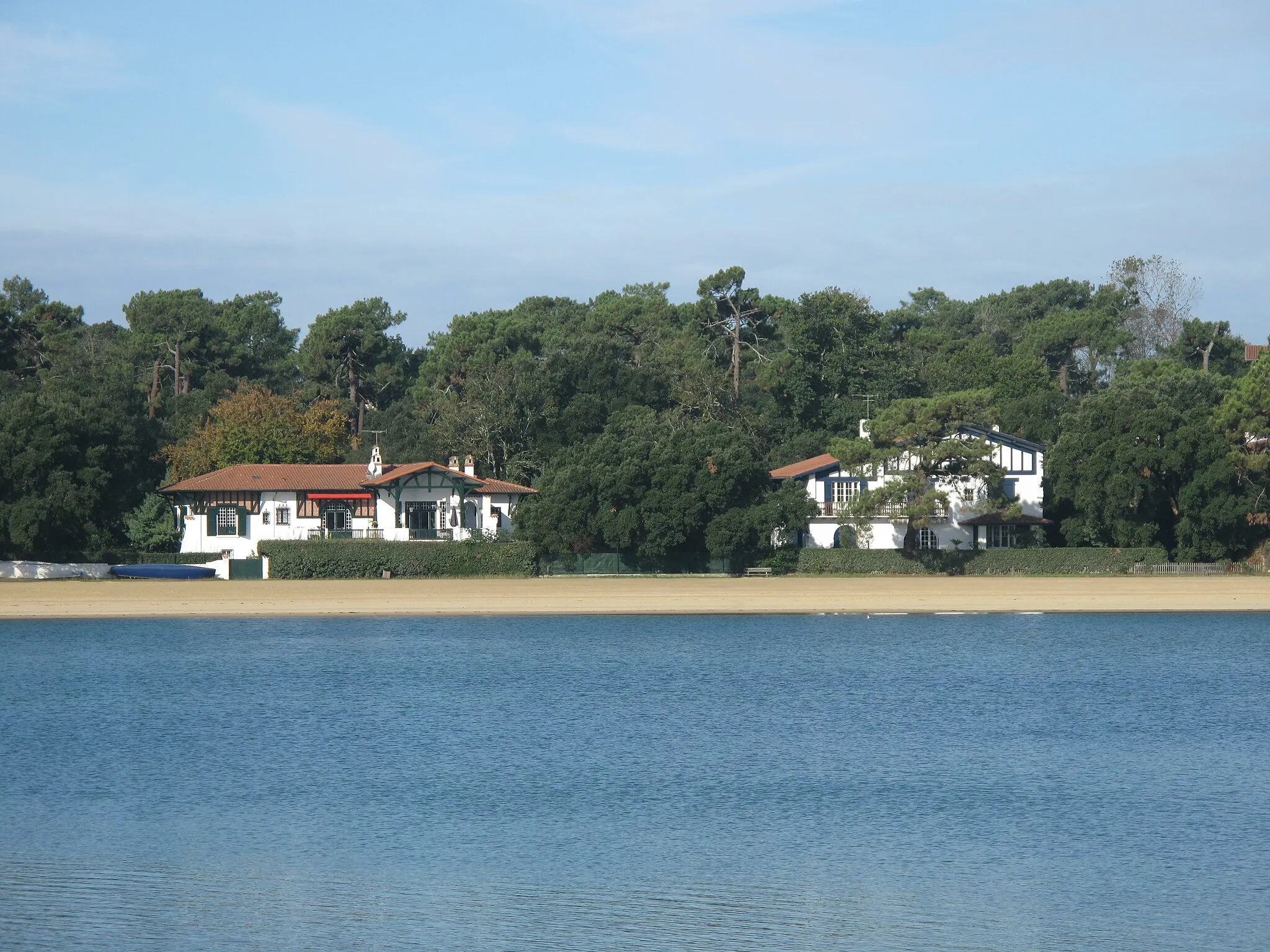 Photo showing: Villas on the banks of the Hossegor lake, Landes, France.