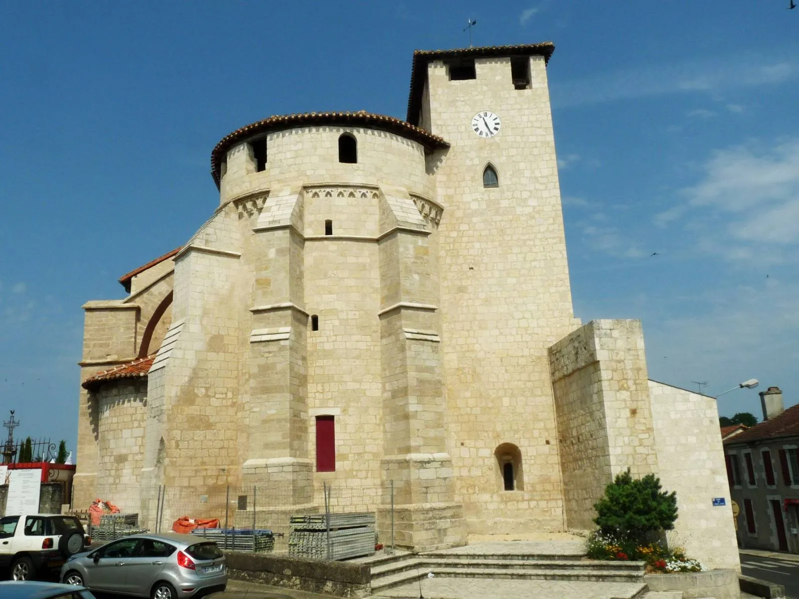 Photo showing: L'église de Roquefort (Landes, France) vue depuis l'hôtel-de-ville