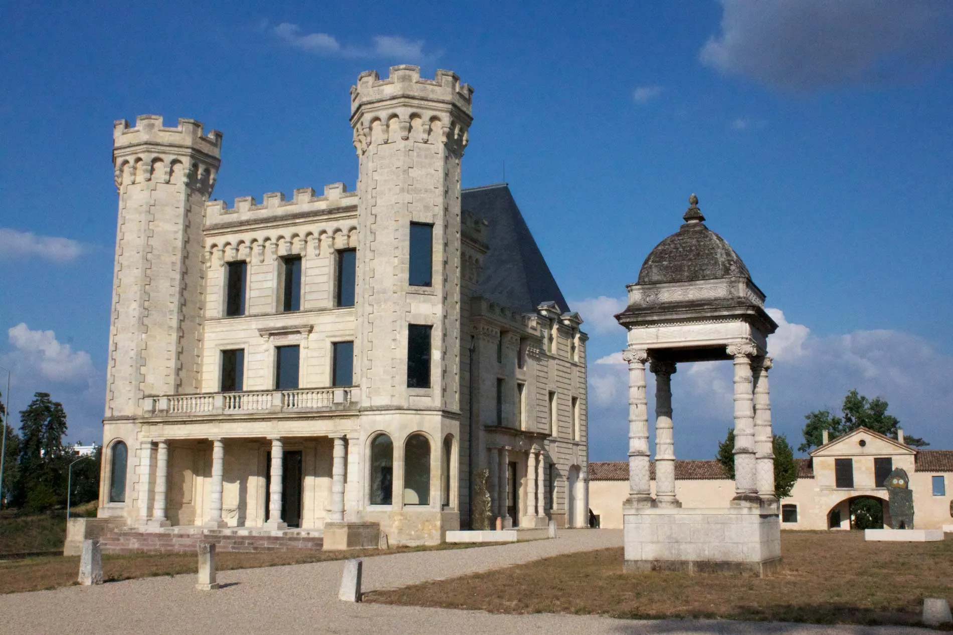 Photo showing: This building is inscrit au titre des monuments historiques de la France. It is indexed in the base Mérimée, a database of architectural heritage maintained by the French Ministry of Culture, under the reference PA00083903 .