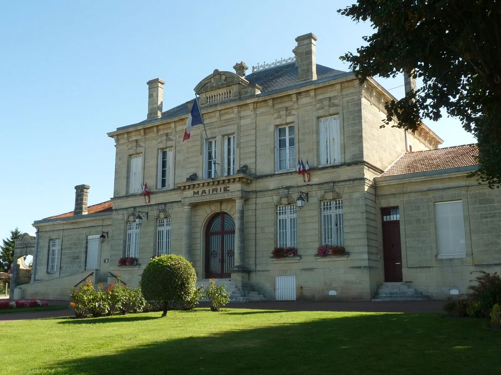 Photo showing: mairie de St-Savin (33), France.