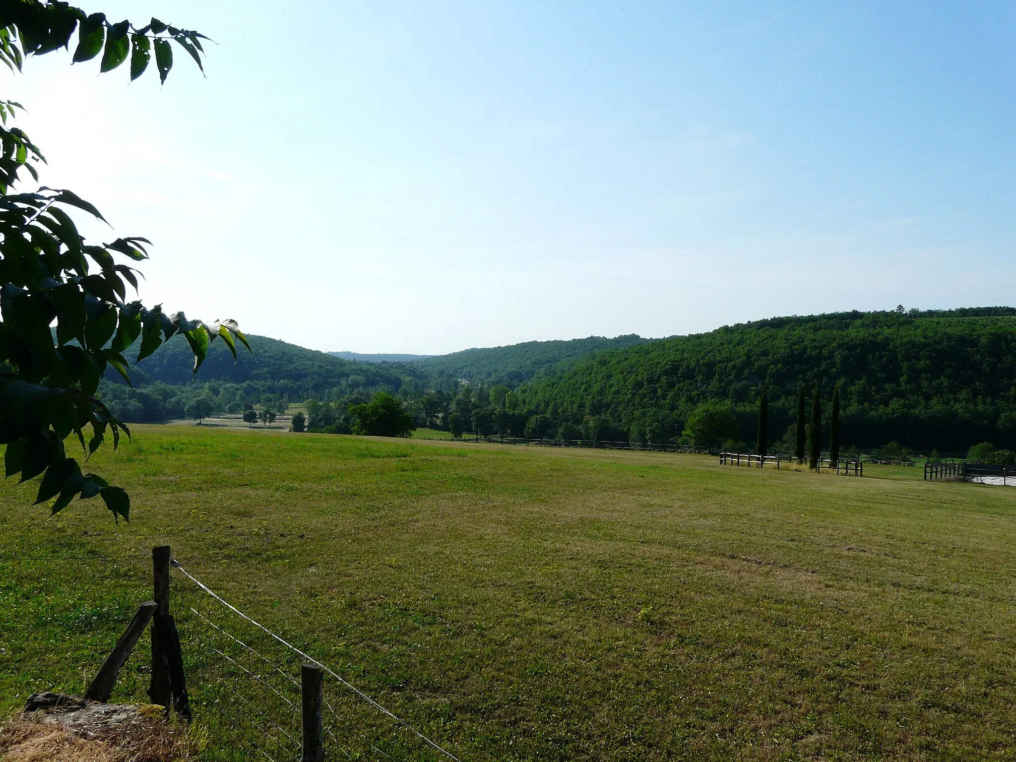 Photo showing: La vallée de la Couze vue depuis l'église de Bannes, Beaumont-du-Périgord, France. Les parties boisées au second plan sont sur la commune de Bayac.