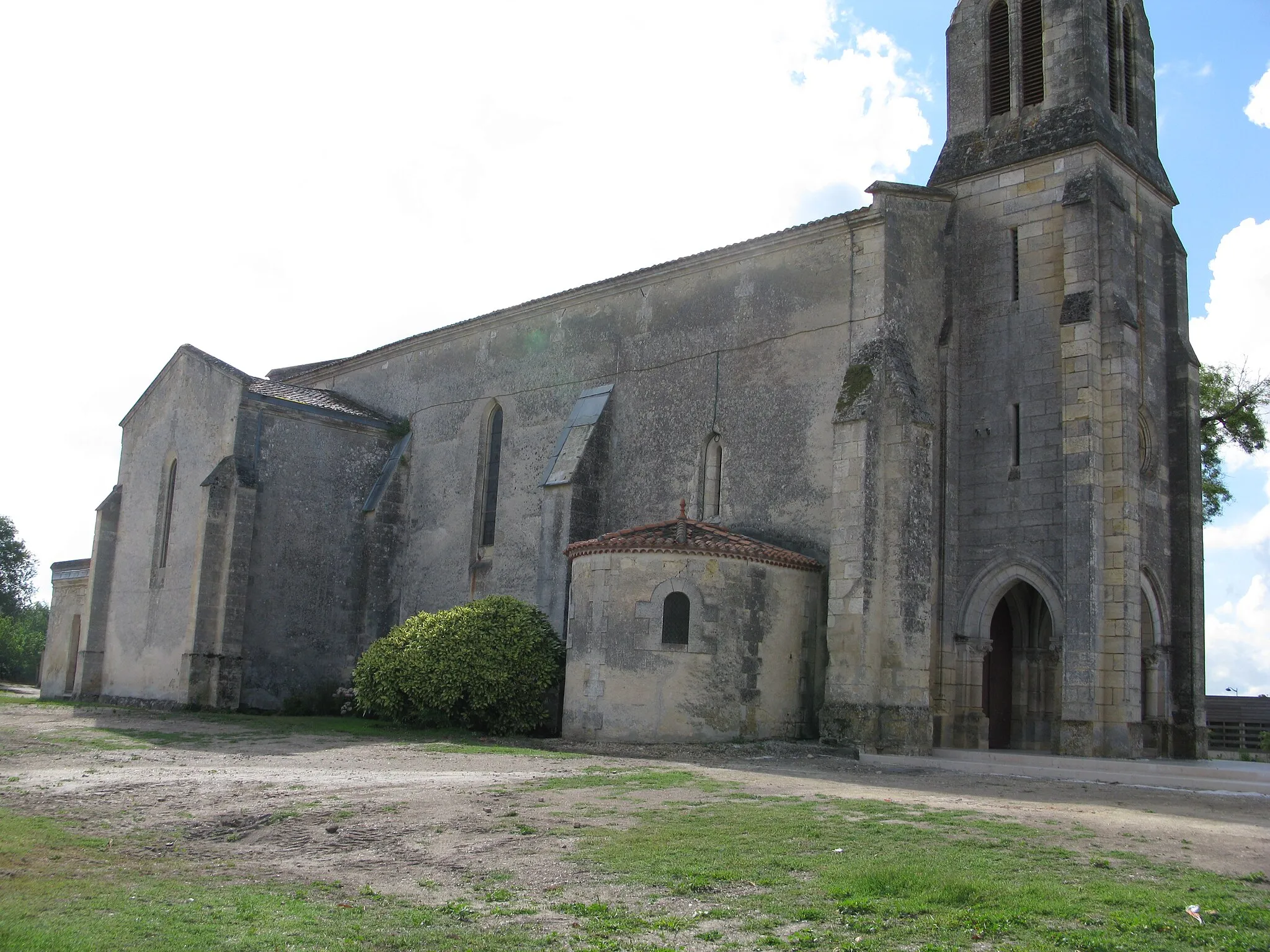 Photo showing: Flanc nord de l'église Saint-Martin d'Arsac (33).