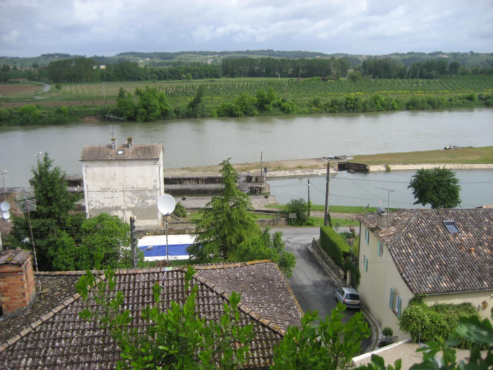 Photo showing: Garonne river at Castets-en-Dorthe, with the beginning of the Canal des Deux Mers (Canal de Garonne and Canal du Midi).