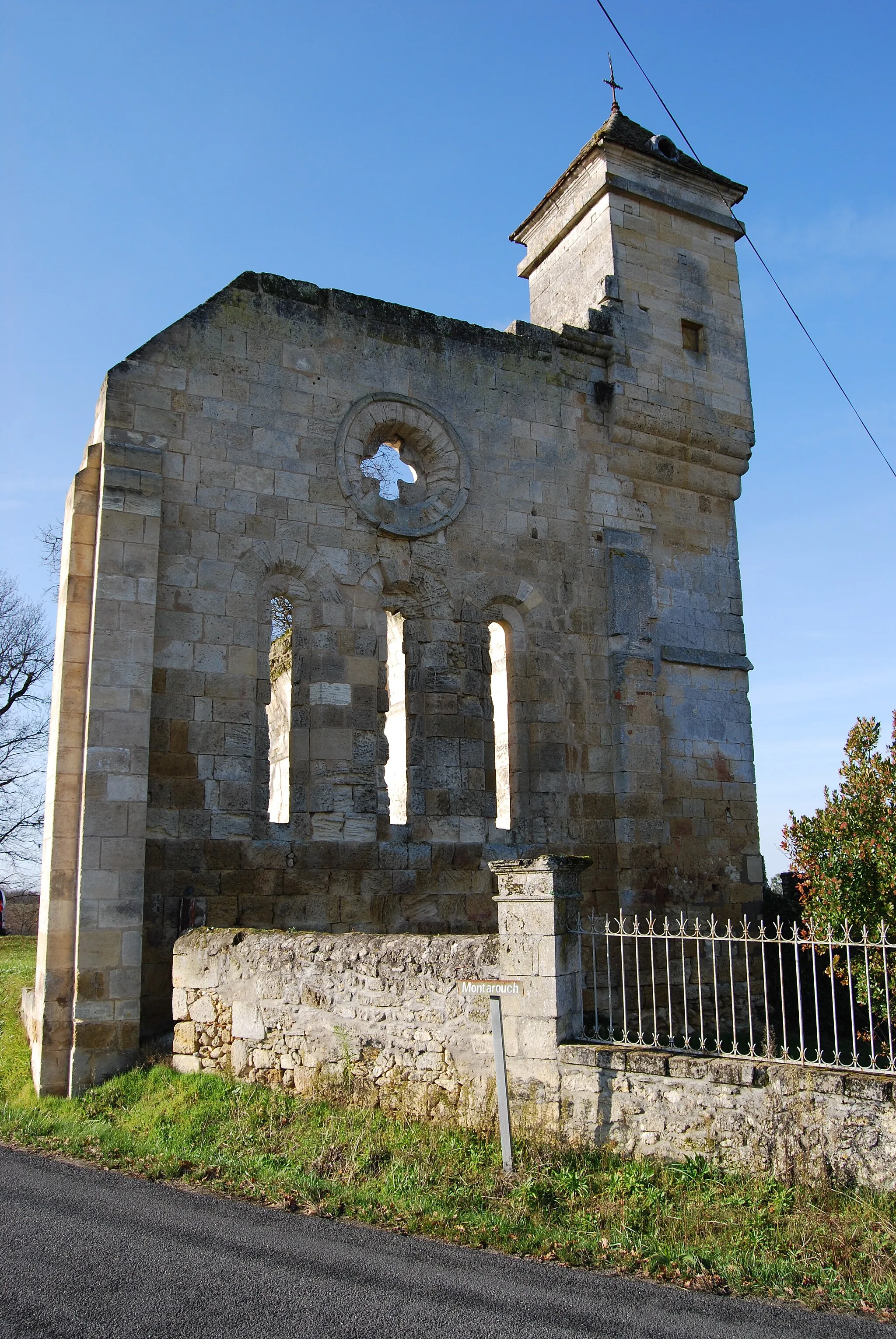 Photo showing: This building is indexed in the base Mérimée, a database of architectural heritage maintained by the French Ministry of Culture, under the reference PA00083849 .