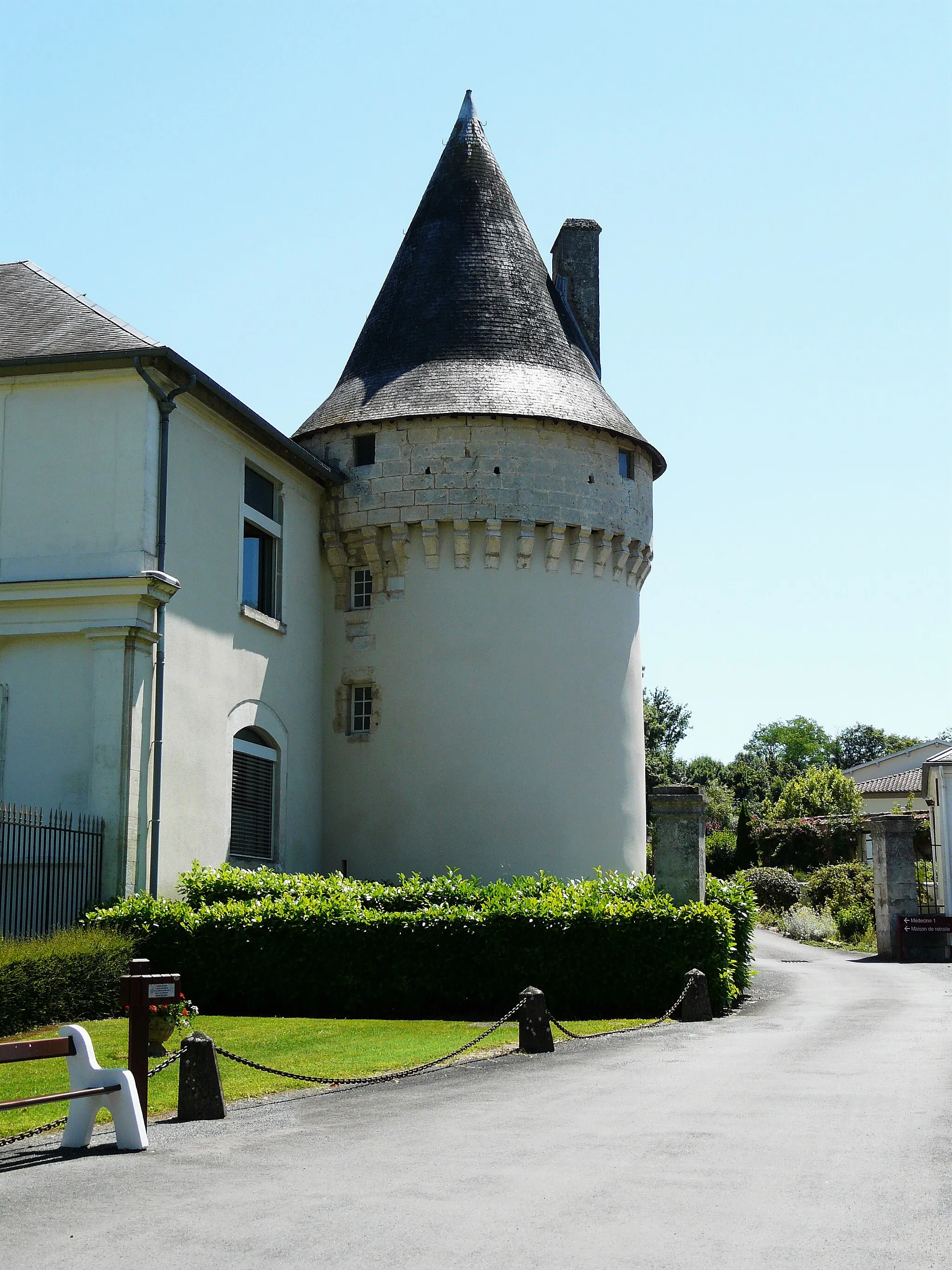 Photo showing: La tour sud-ouest du château de Lanmary à Antonne-et-Trigonant, Dordogne, France