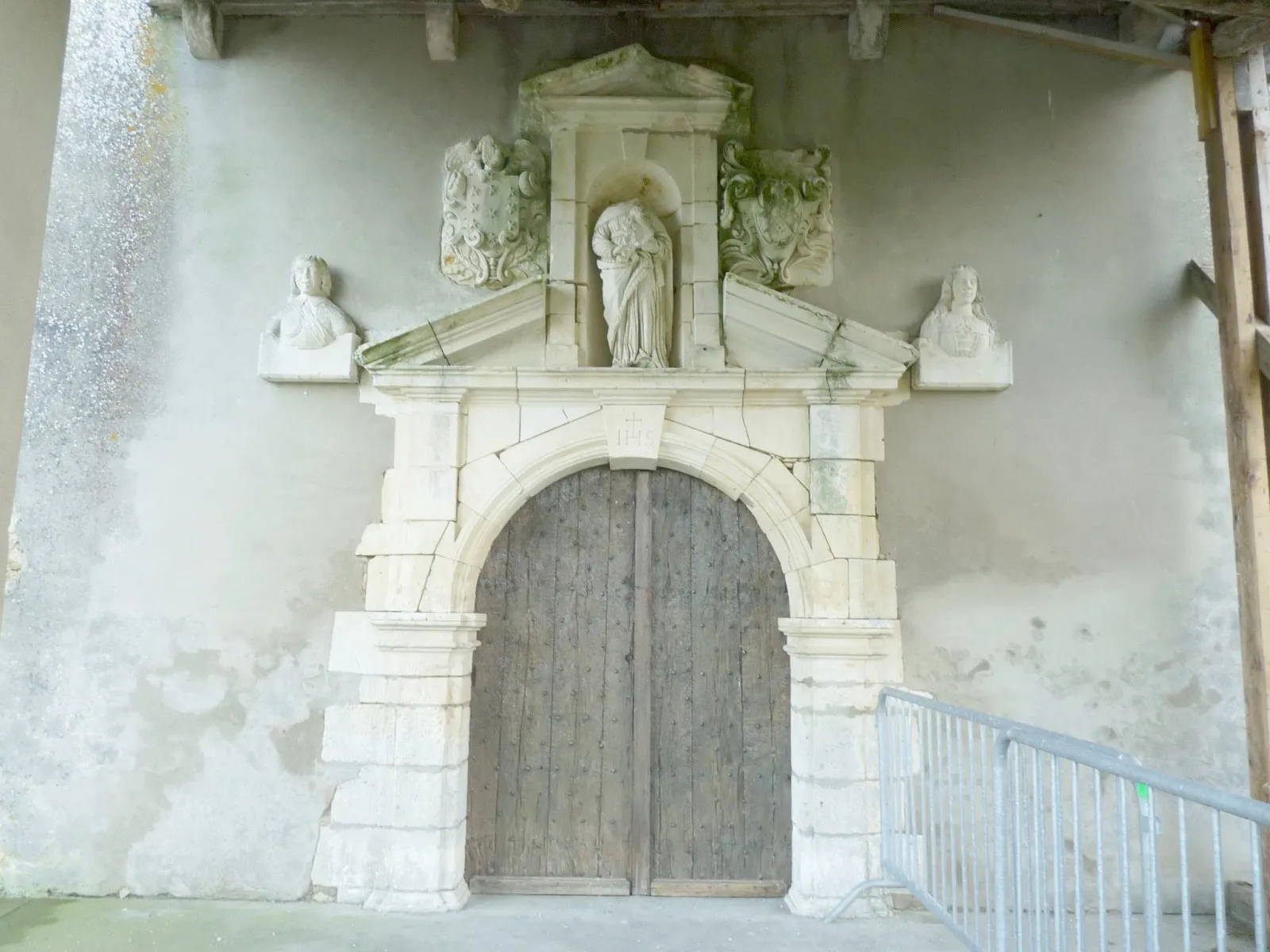 Photo showing: Portail de l'église de Chamouillac, Charente-Maritime, France