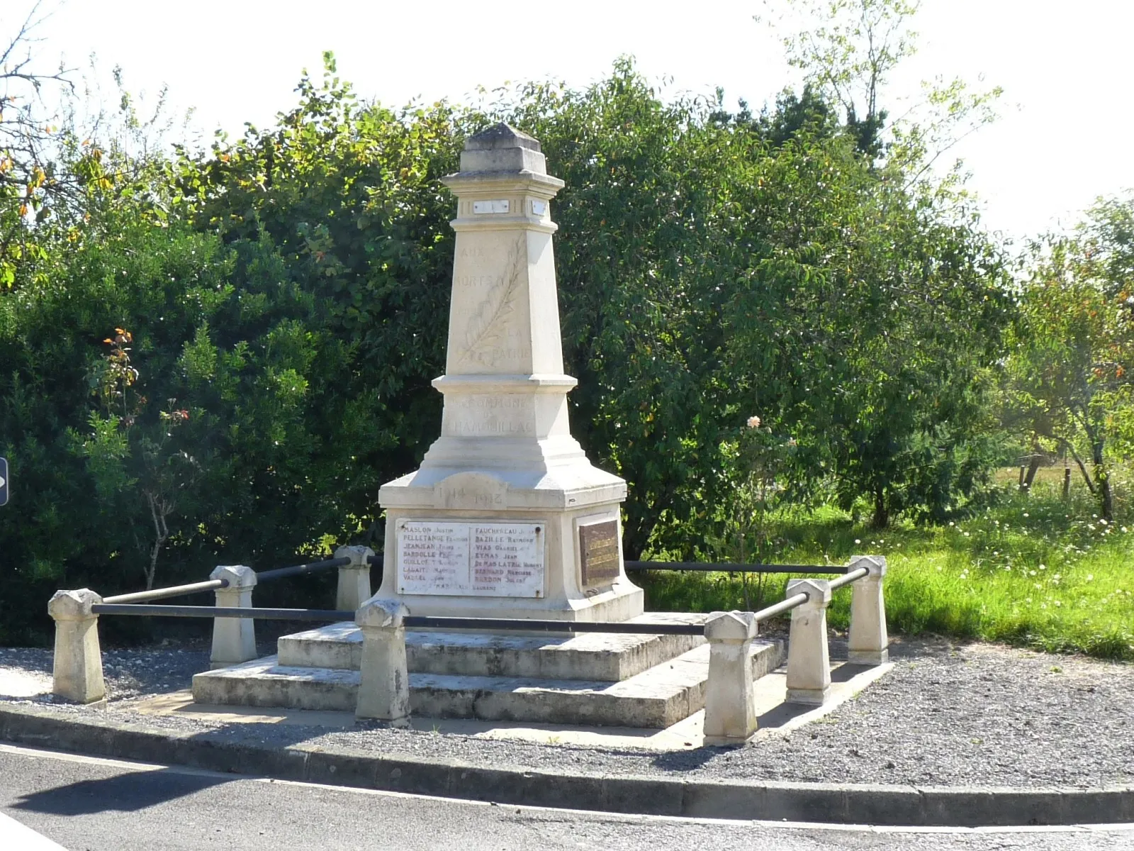 Photo showing: Monument aux morts, Chamouillac, Charente-Maritime, France