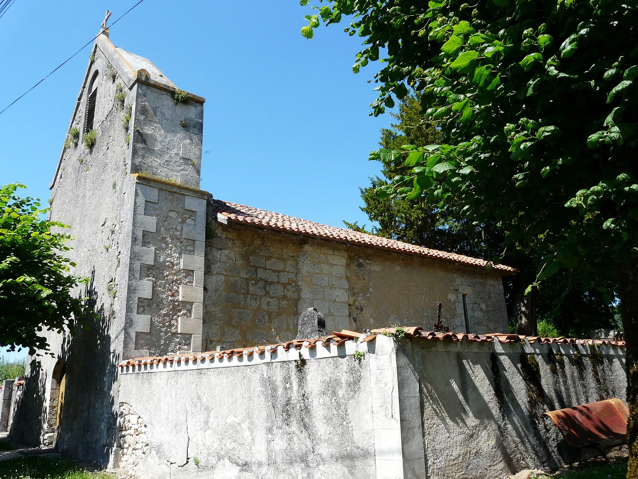 Photo showing: L'église de Chantegéline accolée au cimetière, village de Chantepoule, Mensignac, Dordogne, France