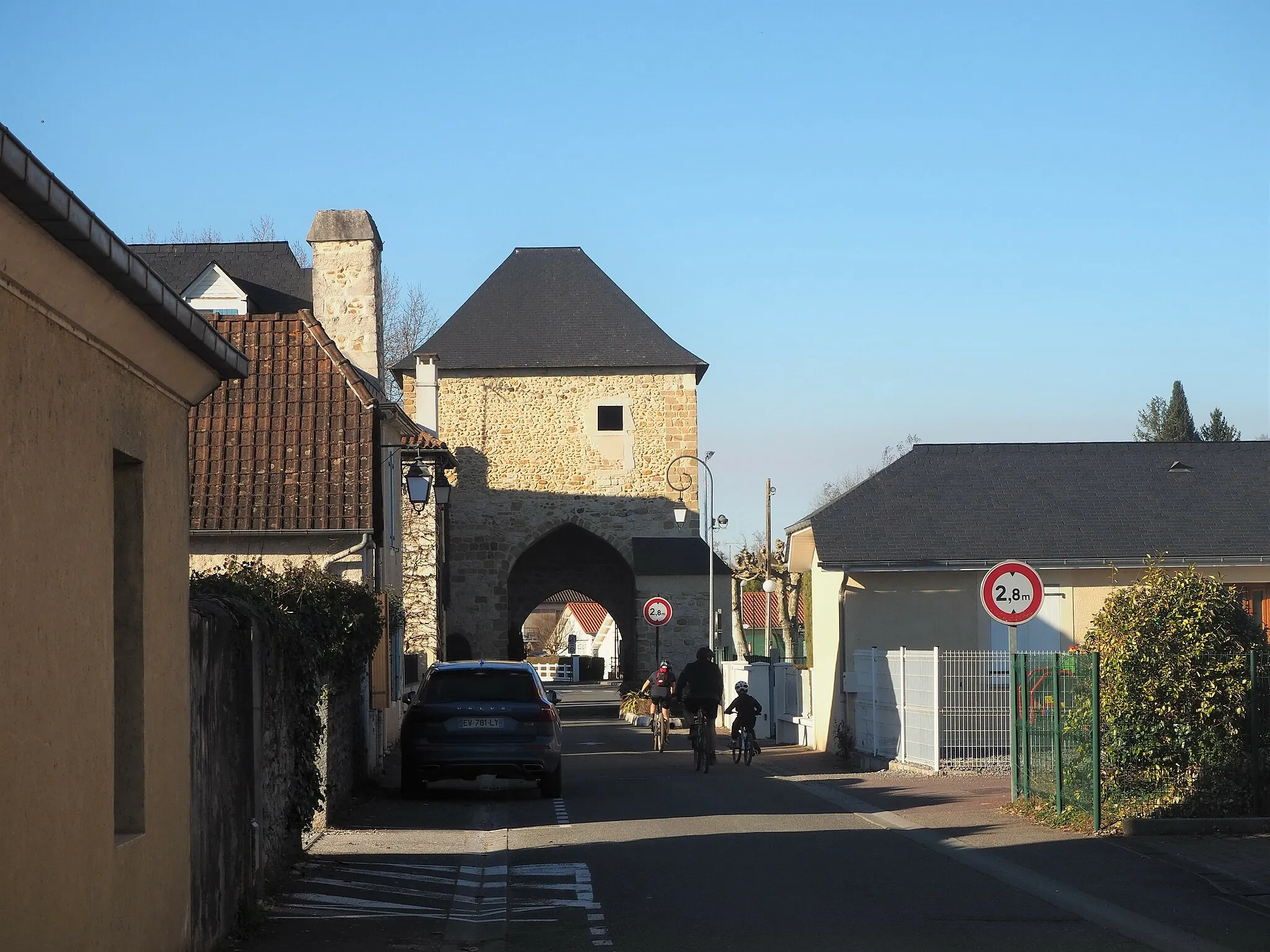 Photo showing: Porte de Gan.
