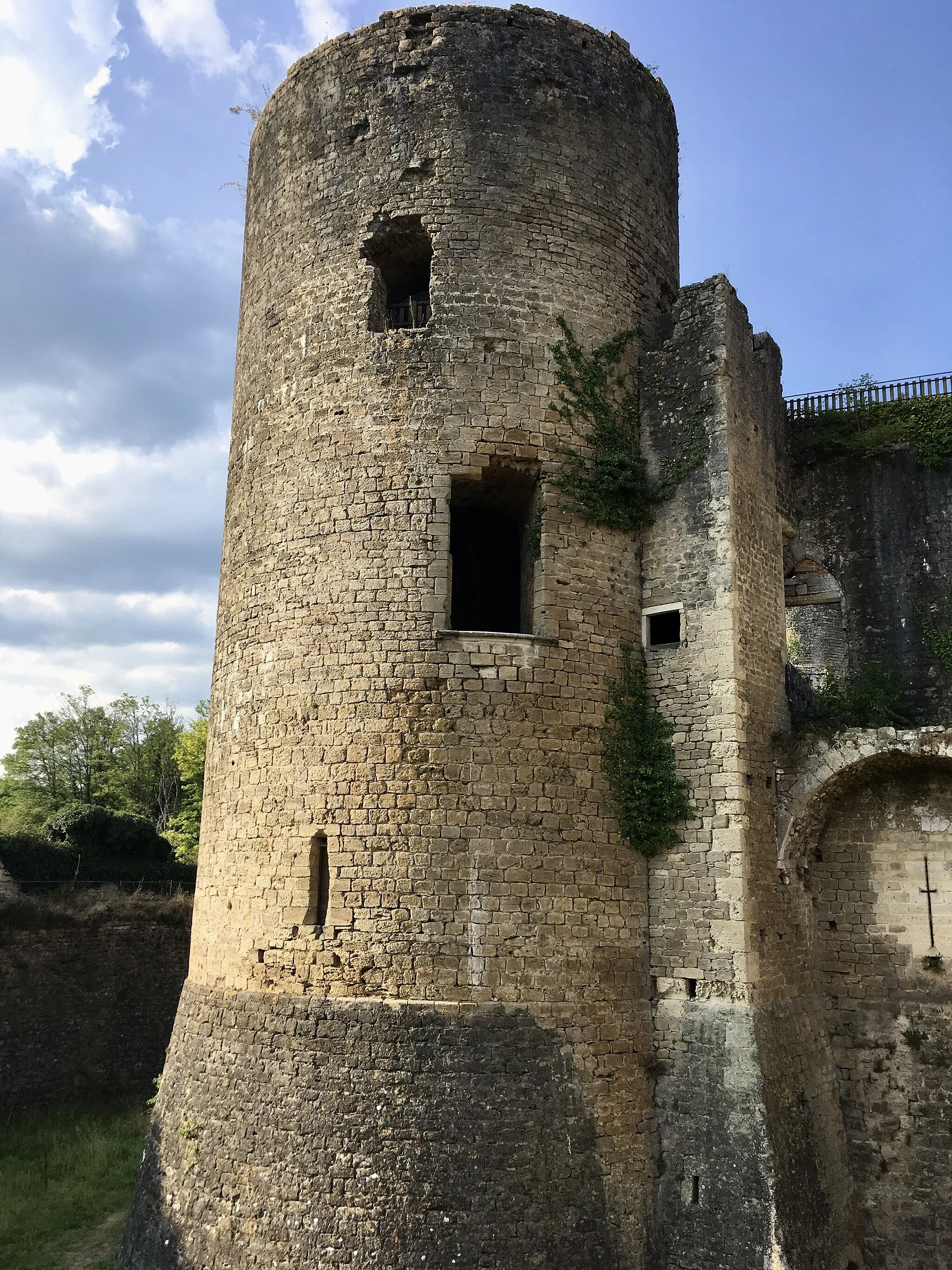 Photo showing: This building is indexed in the base Mérimée, a database of architectural heritage maintained by the French Ministry of Culture, under the reference PA00083861 .