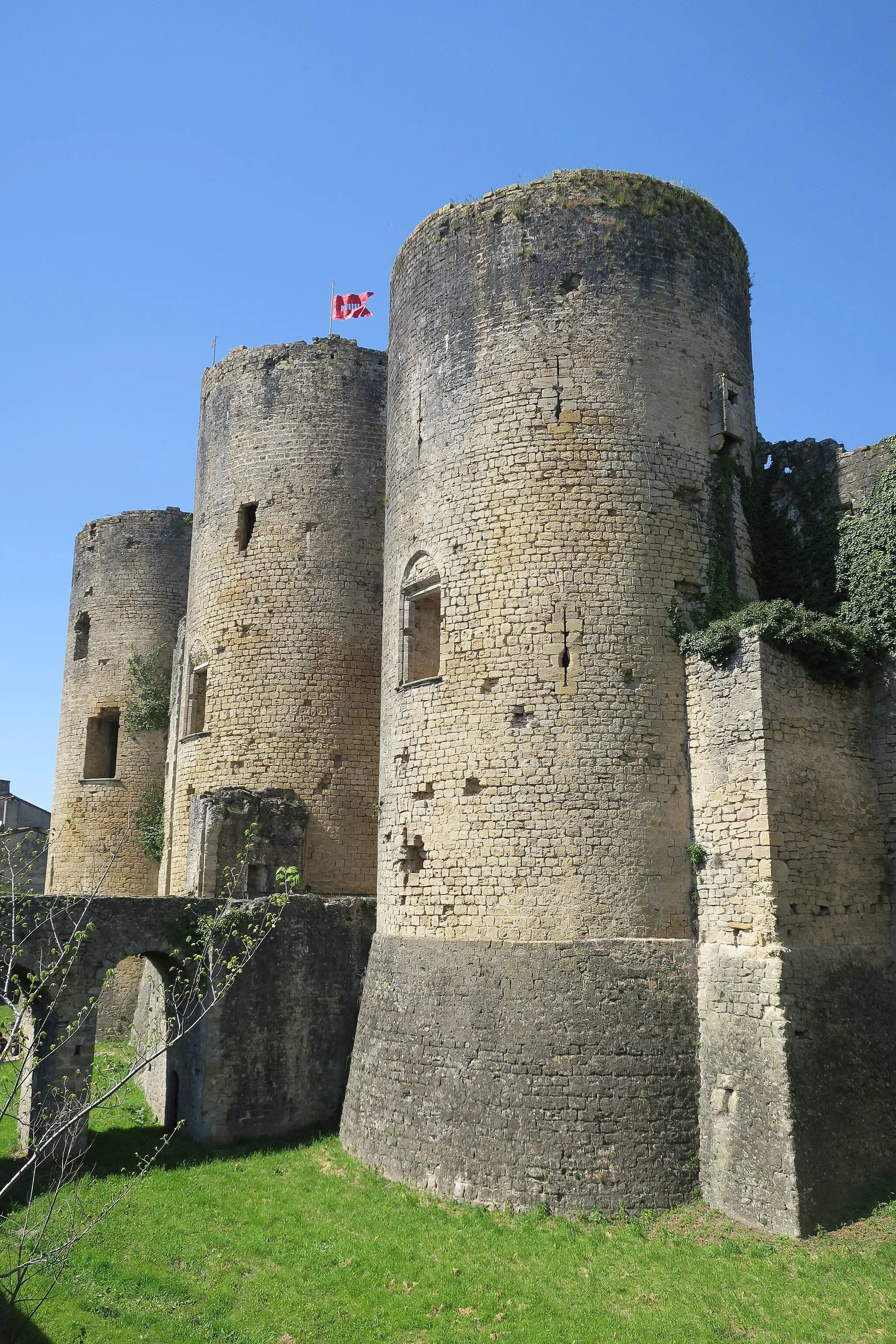 Photo showing: This building is indexed in the base Mérimée, a database of architectural heritage maintained by the French Ministry of Culture, under the reference PA00083861 .