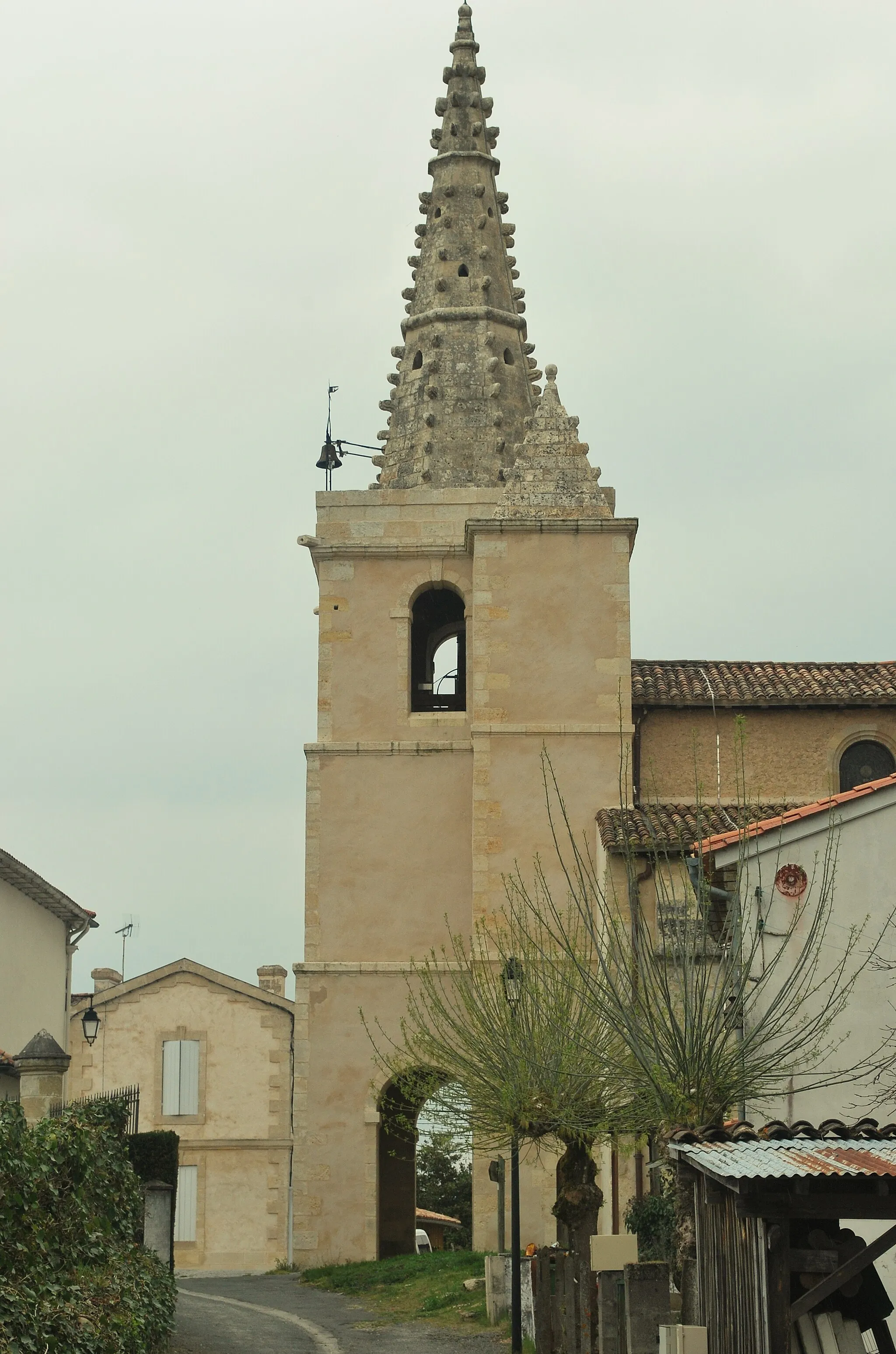 Photo showing: Glèisa de Sent Miquèu de Riufred despuish lo riu.