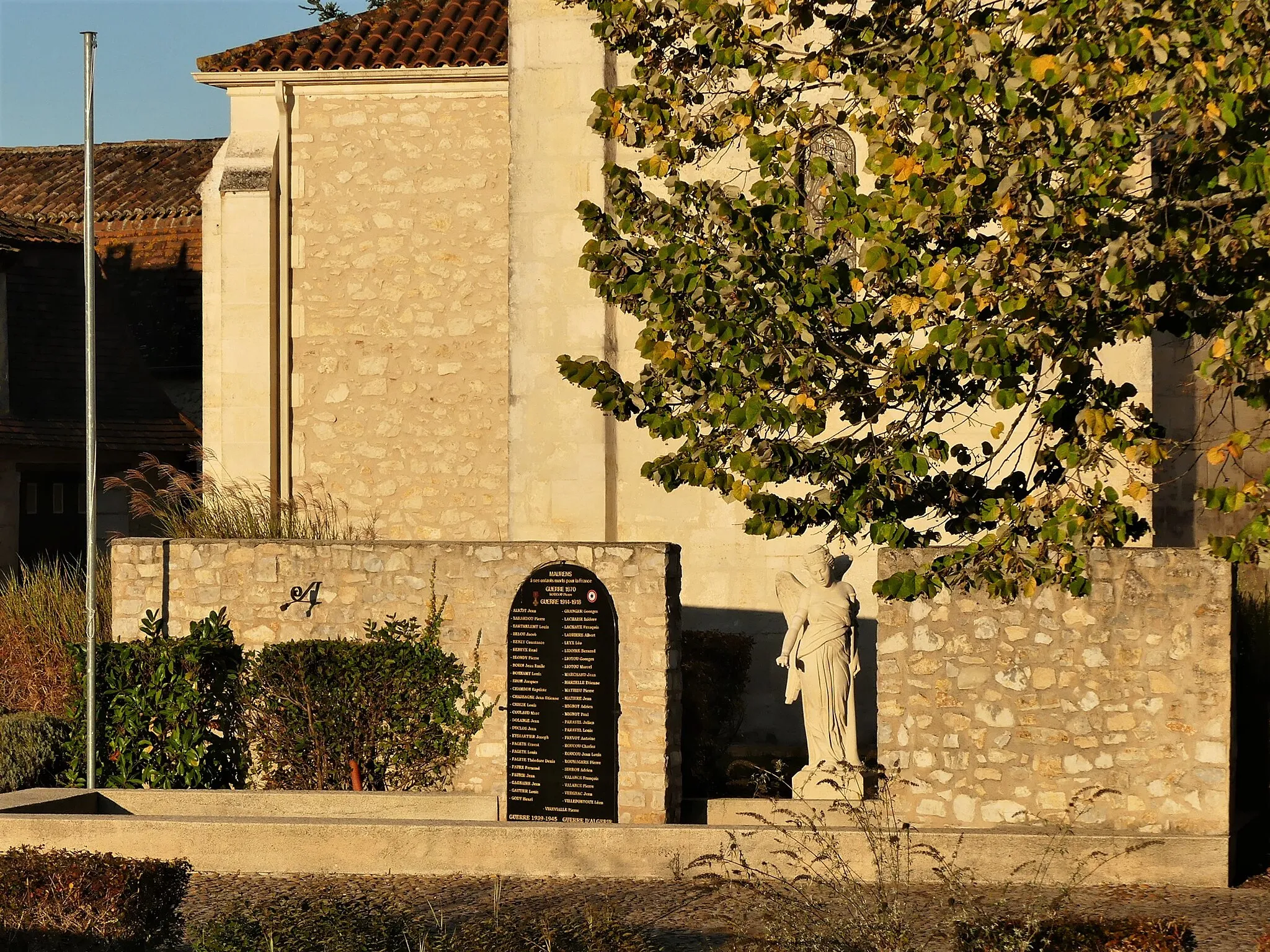 Photo showing: Le monument aux morts de Maurens, Dordogne, France.