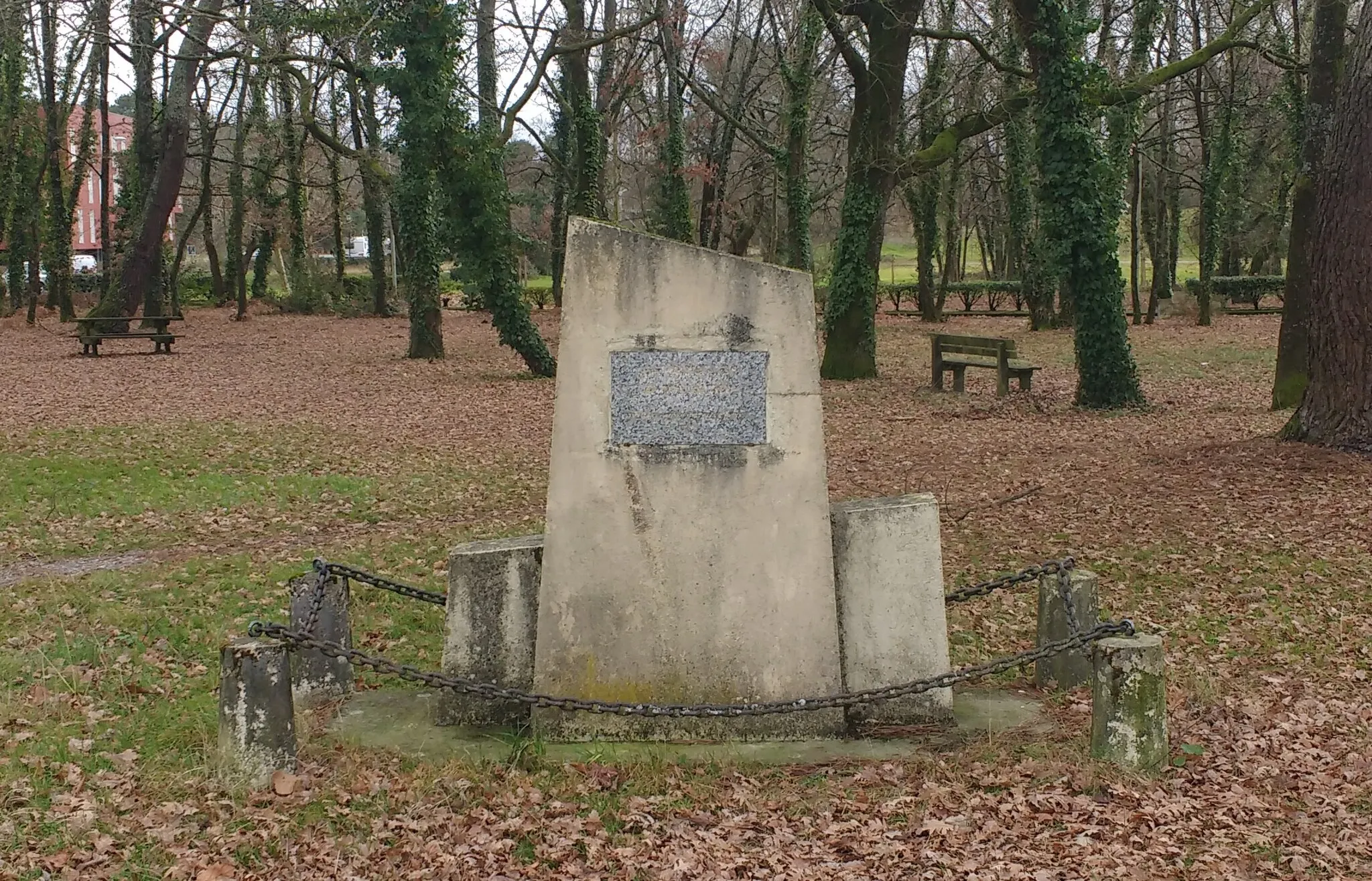 Photo showing: Stèle hommage aux orphelins de Fontaudin, on peut y lire :
Aux ORPHELINS
de FONTAUDIN
COMITE CHIQUET-FONTAUDIN

1989