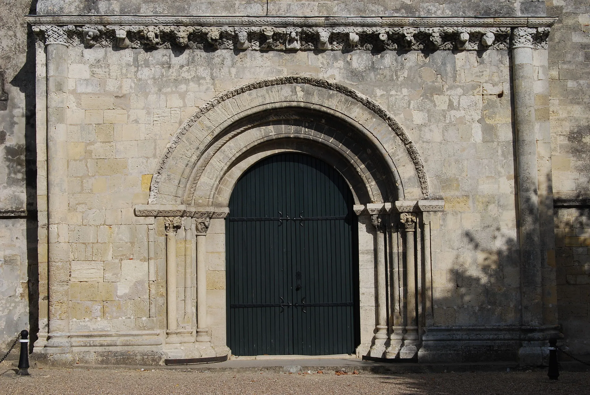 Photo showing: This building is indexed in the base Mérimée, a database of architectural heritage maintained by the French Ministry of Culture, under the reference PA33000039 .