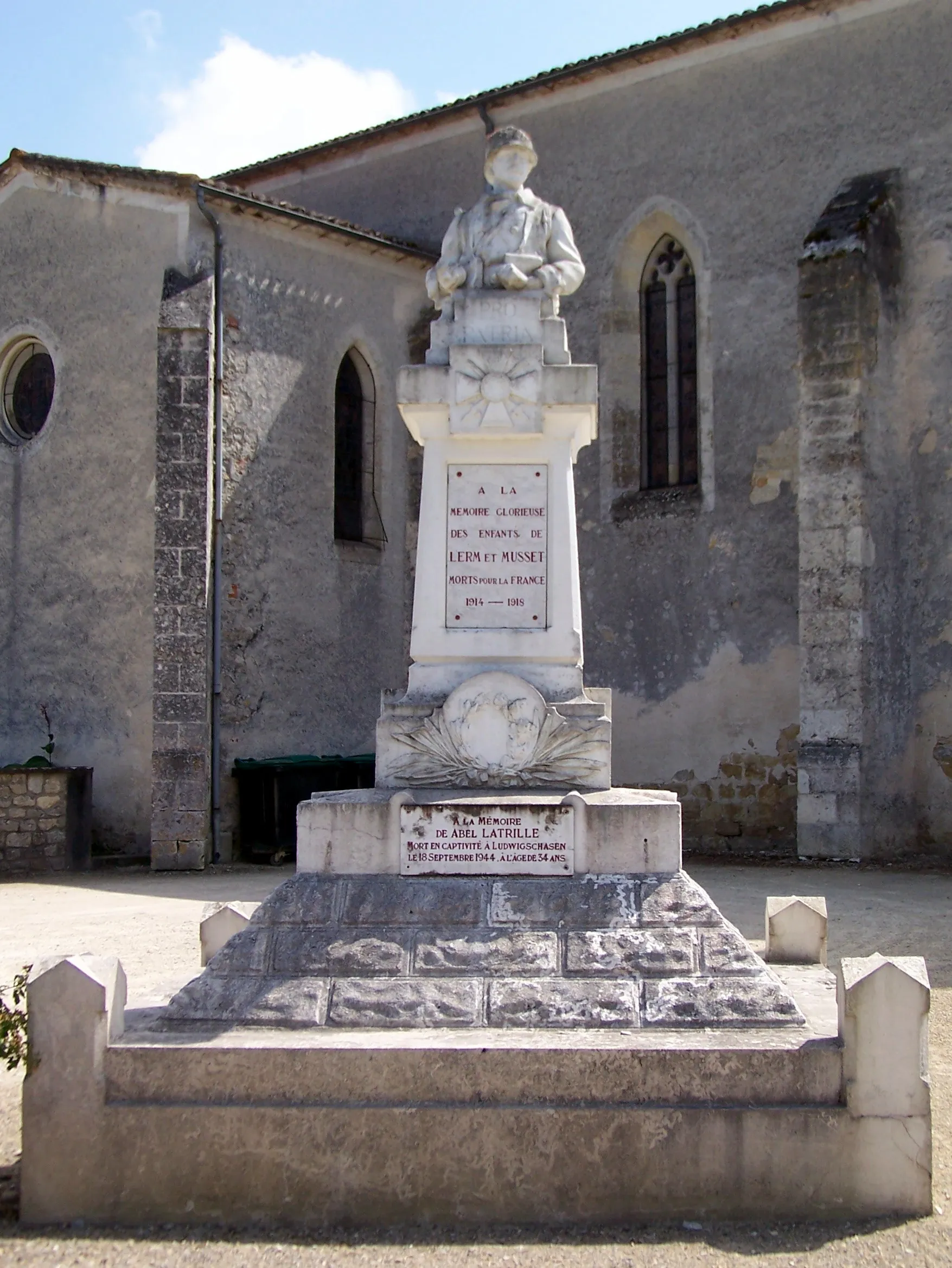 Photo showing: War memorial of Lerm-et-Musset (Gironde, France)