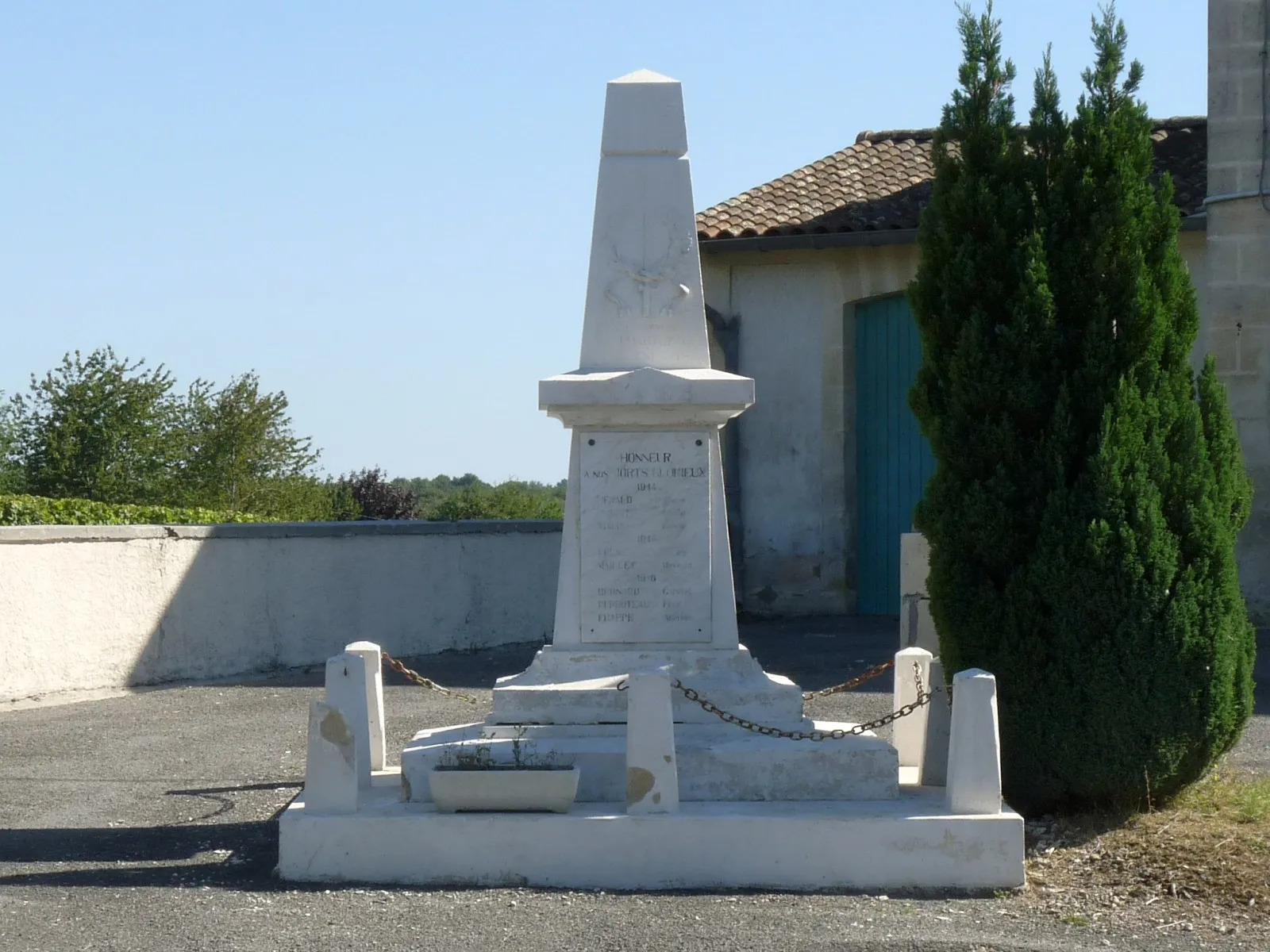 Photo showing: Monument aux morts, Chartuzac, Charente-Maritime, France