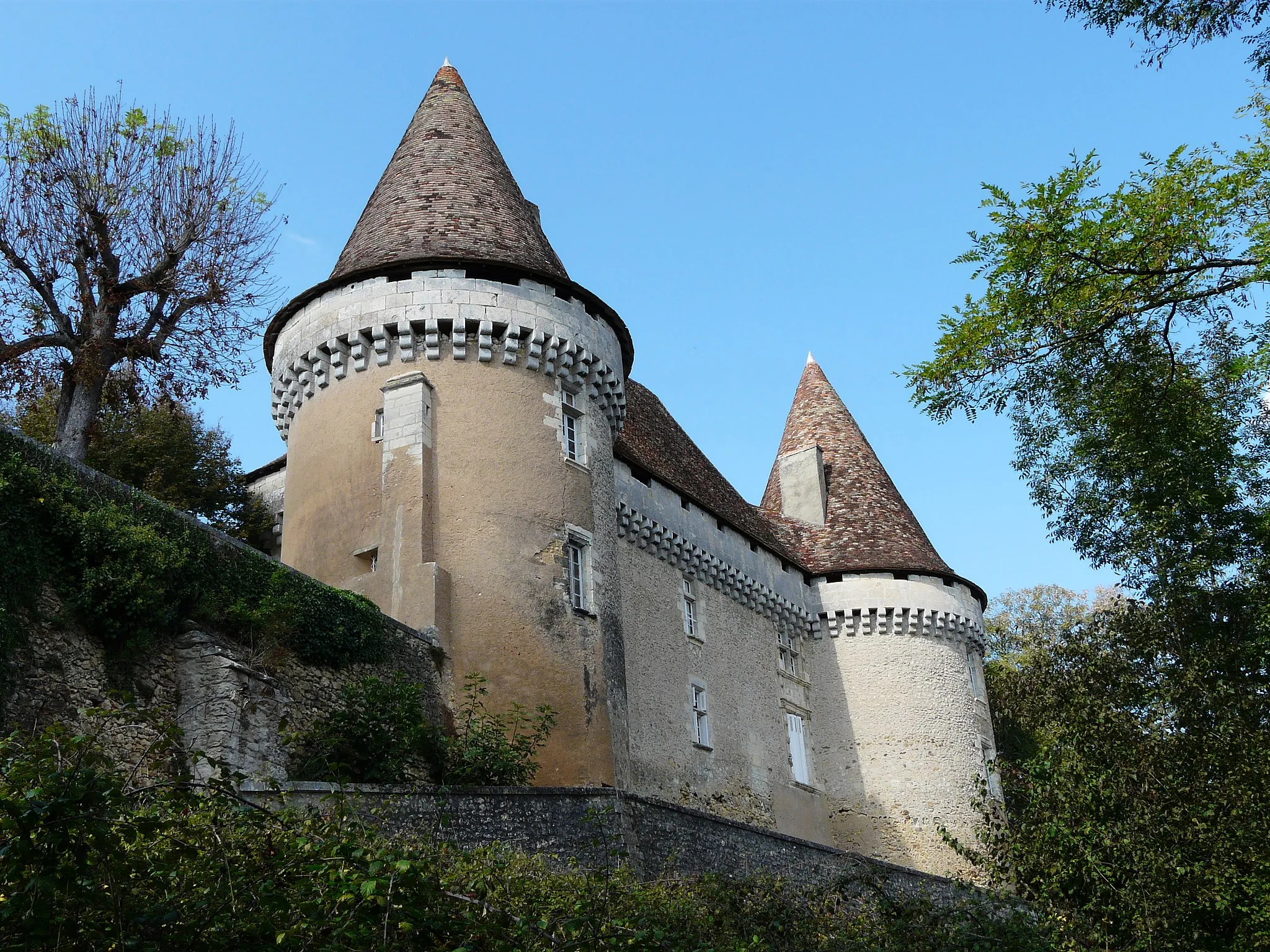 Photo showing: Le château de Mauriac vu depuis le sud-est, Douzillac, Dordogne, France