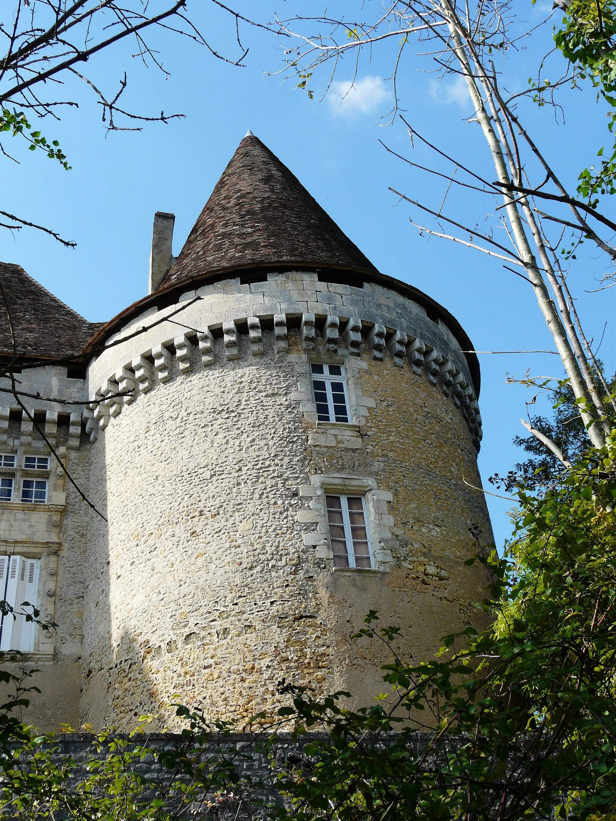Photo showing: La tour nord-est du château de Mauriac, Douzillac, Dordogne, France