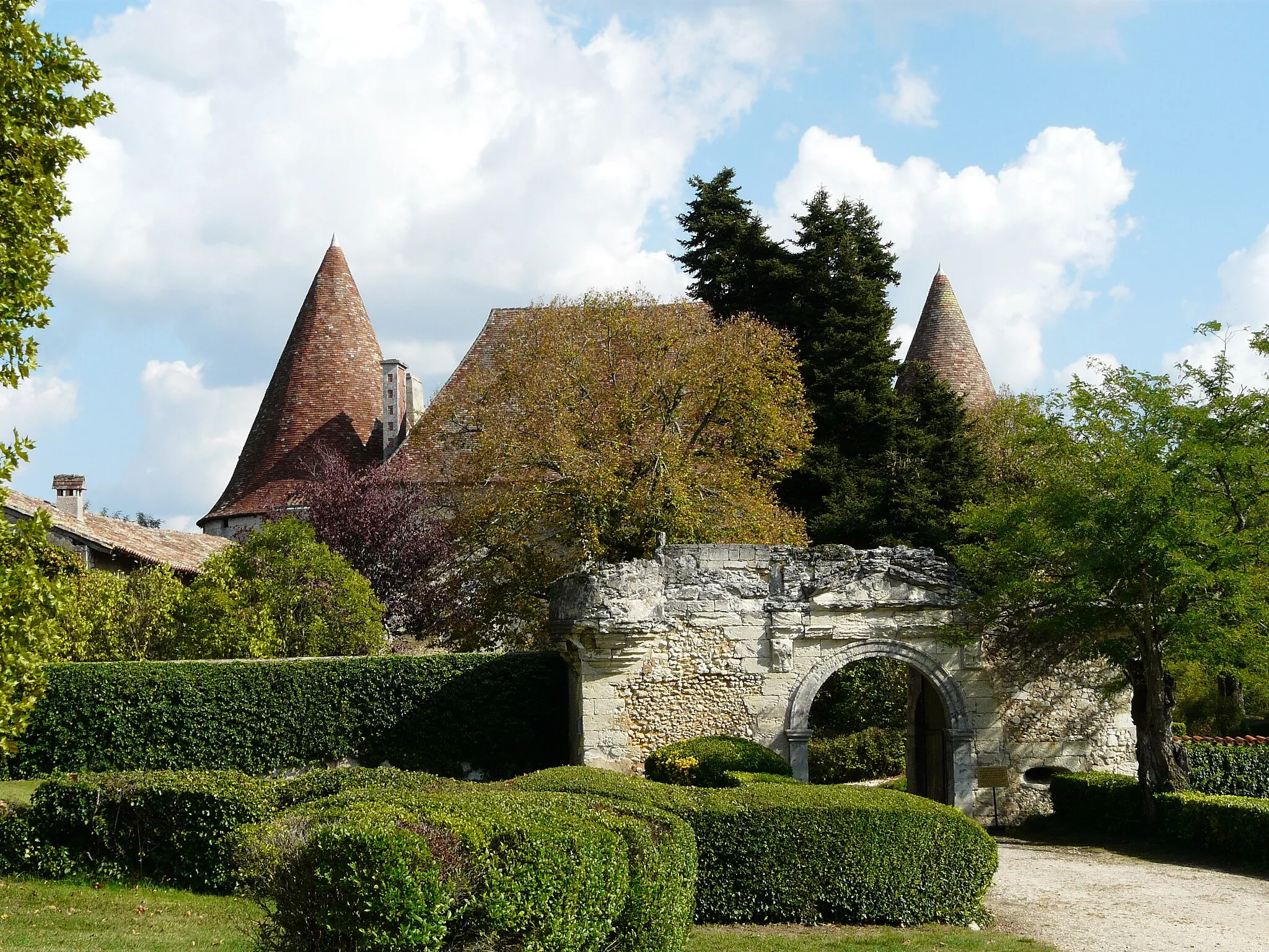 Photo showing: Le château de Mauriac et son châtelet d'entrée, Douzillac, Dordogne, France