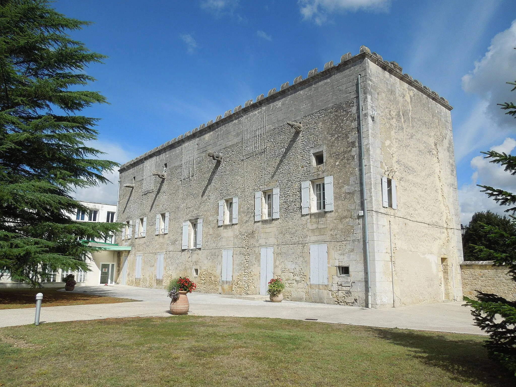 Photo showing: Saint-Germain-de-Lusignan, town hall