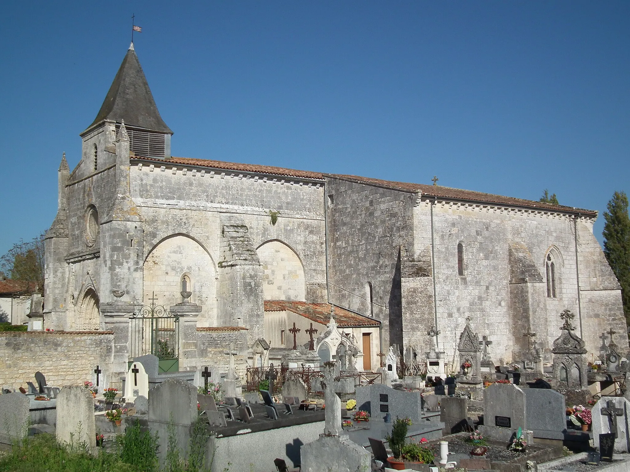 Photo showing: L'église d'Ozillac, vue depuis le cimetière