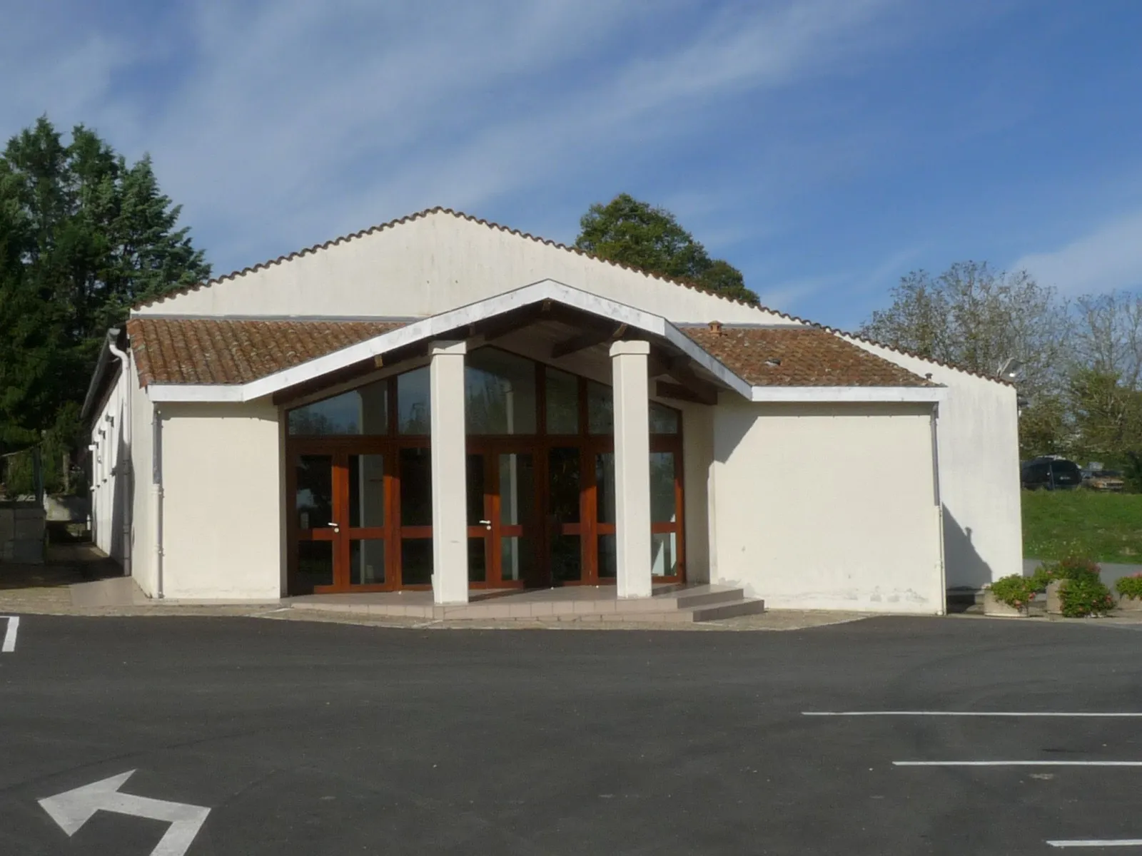 Photo showing: Salle des fêtes, Ozillac, Charente-Maritime, France
