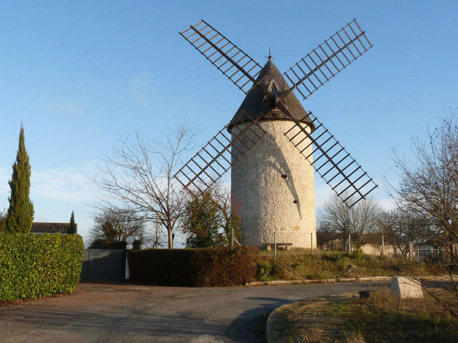 Photo showing: wind mill at Chevanceaux, Charente-Maritime, SW France